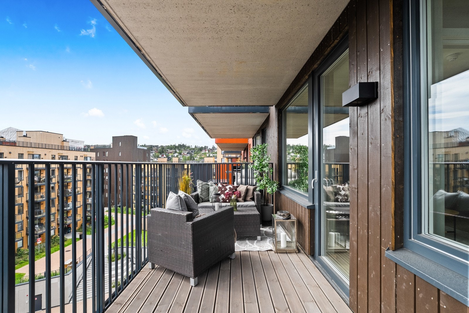 Utgang fra stuen til en flott sydvendt balkong på ca. 11 kvm, hvor man kan nyte late dager og sene kvelder i hyggelige omgivelser. Her har du plass til utemøbler og grill etter eget ønske og behov. Galleribilde