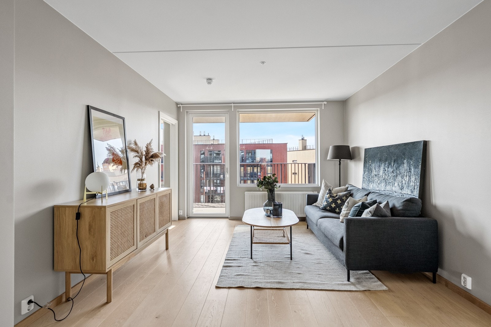 Leiligheten har kvaliteter som bl.a. vannbåren varme via radiatorer, lys enstavs parkett, balansert ventilasjon med varmegjenvinning, HTH kjøkken og store vindusflater som slipper inn rikelig med lys. Galleribilde