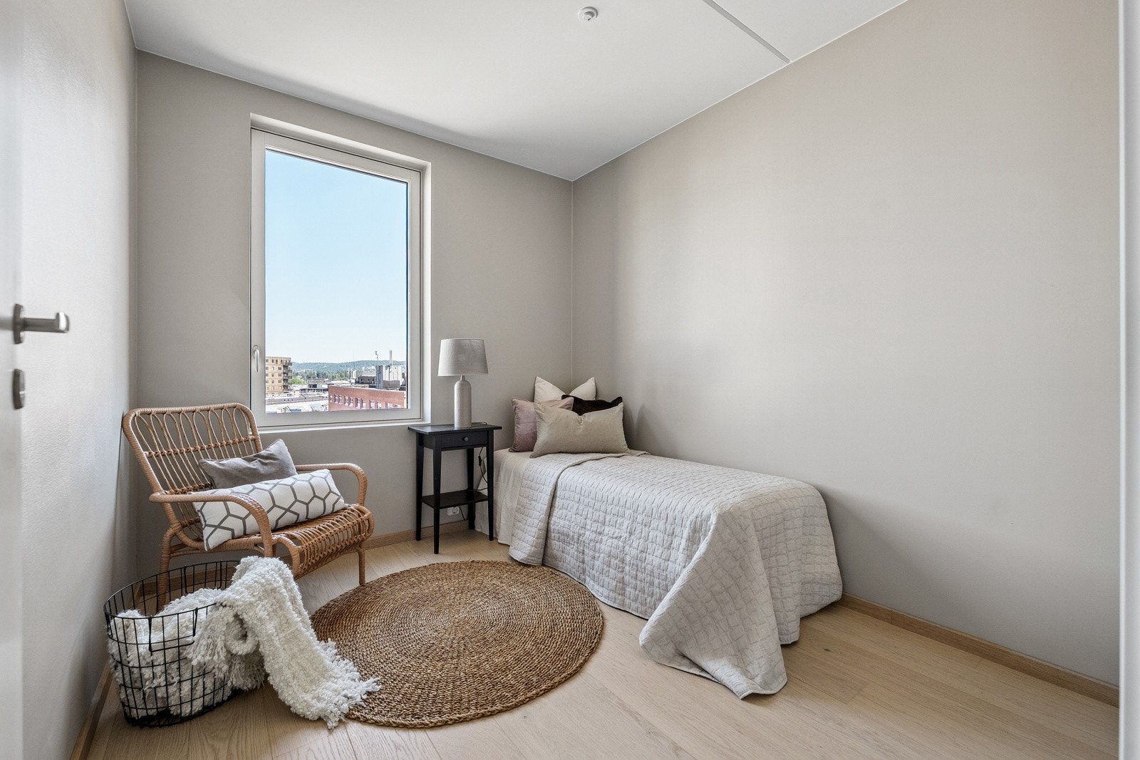 Soverom 2 har lysmalte slette overflater og enstavs parkett på gulv. Galleribilde