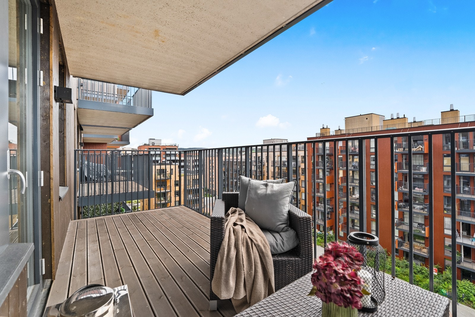 Utgang fra stuen til en flott sydvendt balkong på ca. 11 kvm, hvor man kan nyte late dager og sene kvelder i hyggelige omgivelser. Her har du plass til utemøbler og grill etter eget ønske og behov. Galleribilde