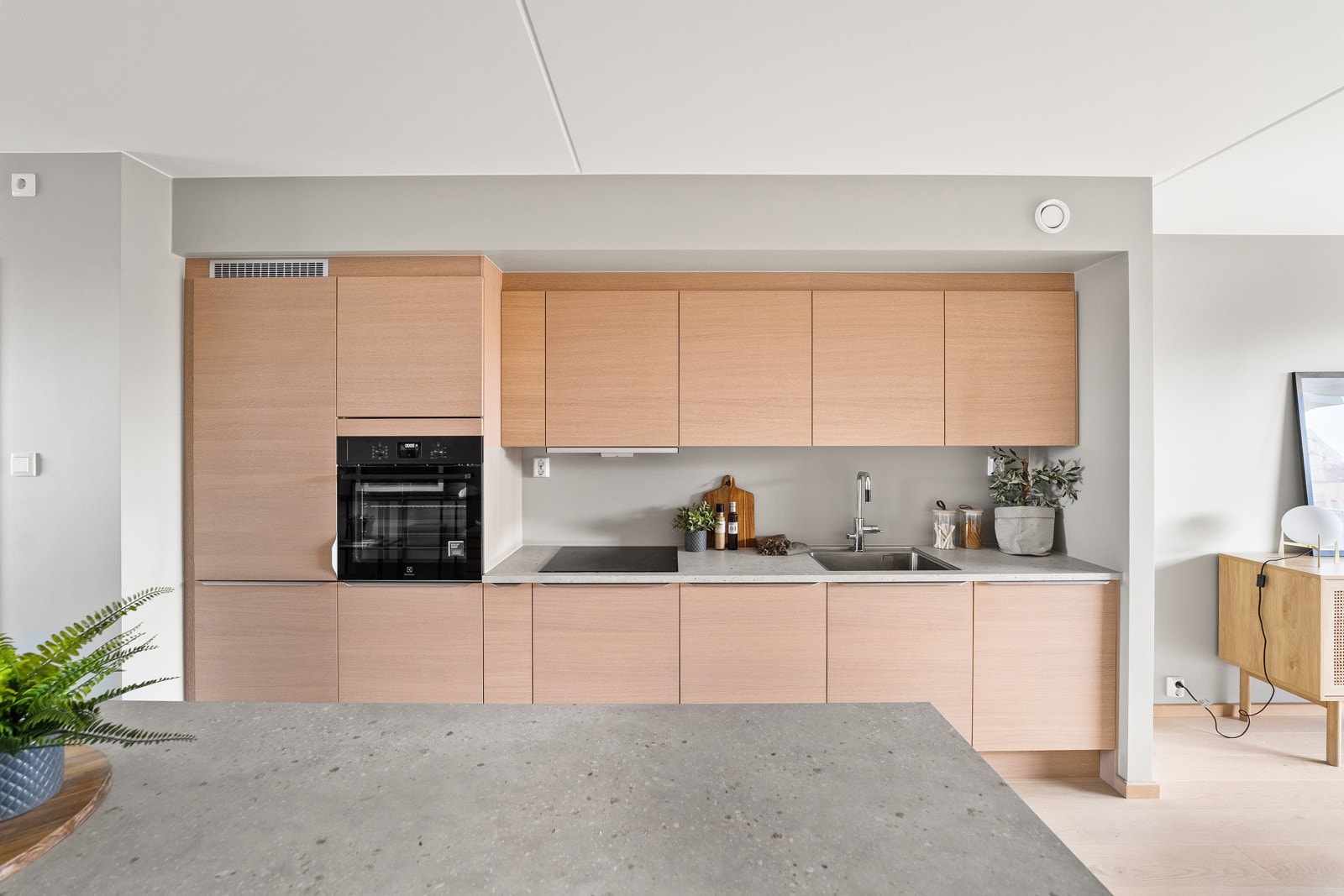 Stilrent og moderne kjøkken fra HTH med integrerte hvitevarer, nytt i 2024. Kjøkkenet har rikelig med skap- og benkeplass. Galleribilde