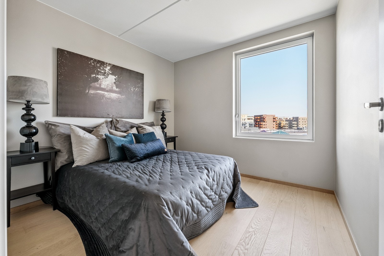 Leiligheten har 3 soverom, av samme gode kvalitet og standard som resten av leiligheten. Hovedsoverommet er av god størrelse og har malte slette overflater og enstavs parkett på gulv. Galleribilde