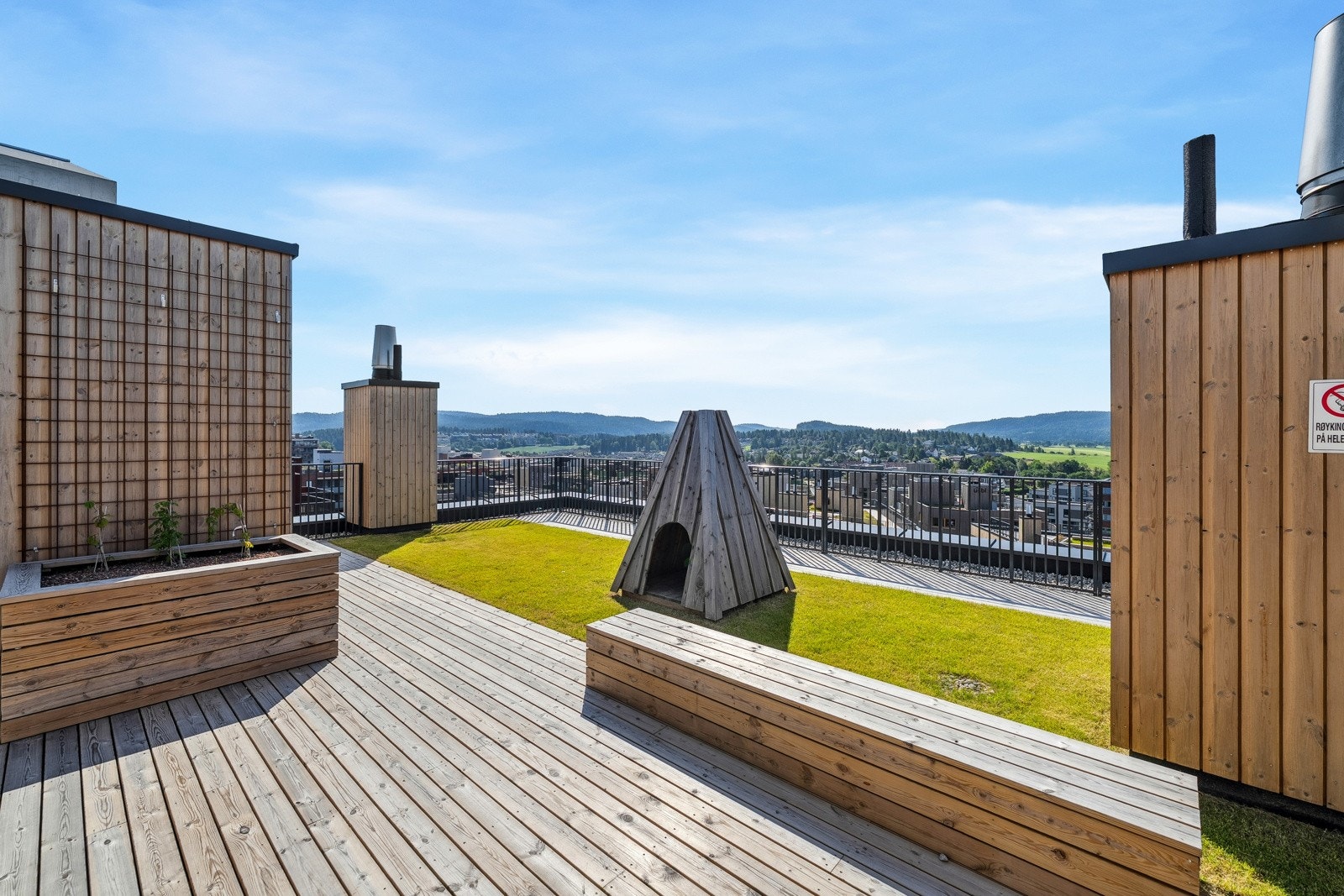 Leiligheten har tilgang til en flott felles takterrasse på toppen av bygget. Galleribilde