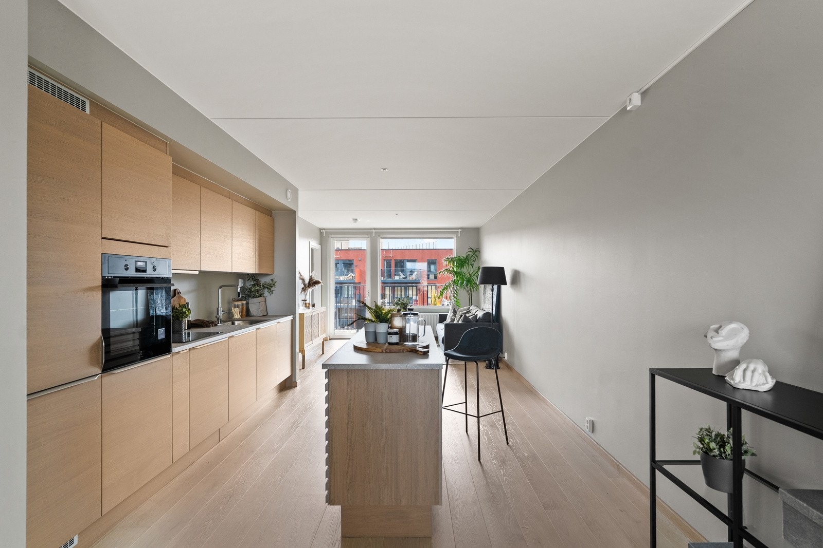 Den åpne stuen fremstår som meget innbydende i lyse, delikate fargevalg. Gode vindusflater slipper inn rikelig med lys og takhøyde på 2,52 meter gir en luftig romfølelse. Oppvarming via radiatorer tilknyttet felles fjernvarmeanlegg. Galleribilde