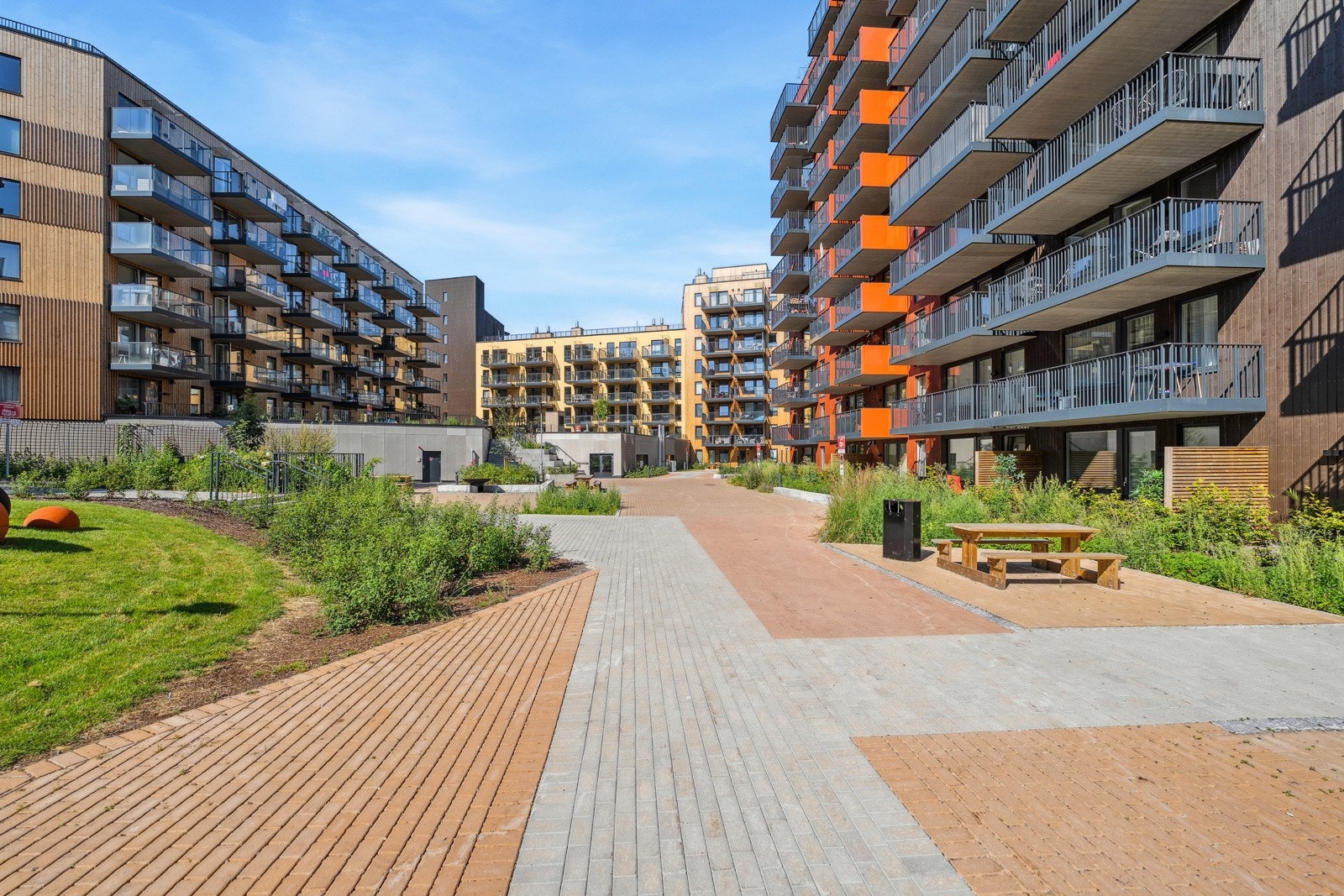 Det er også kort vei til Metro senteret (2 km), som har et rikelig utvalg av fasiliteter, butikker, restauranter og servicetilbud. Fra Metro senteret er det nærhet til Lørenskog Hus med blant annet kino, bibliotek samt musikk og kulturskole. Galleribilde