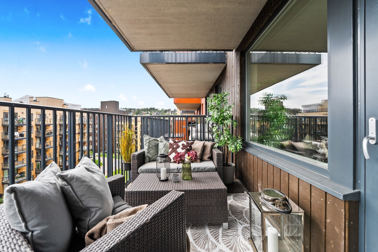 Utgang fra stuen til en flott sydvendt balkong på ca. 11 kvm, hvor man kan nyte late dager og sene kvelder i hyggelige omgivelser. Her har du plass til utemøbler og grill etter eget ønske og behov. Galleribilde