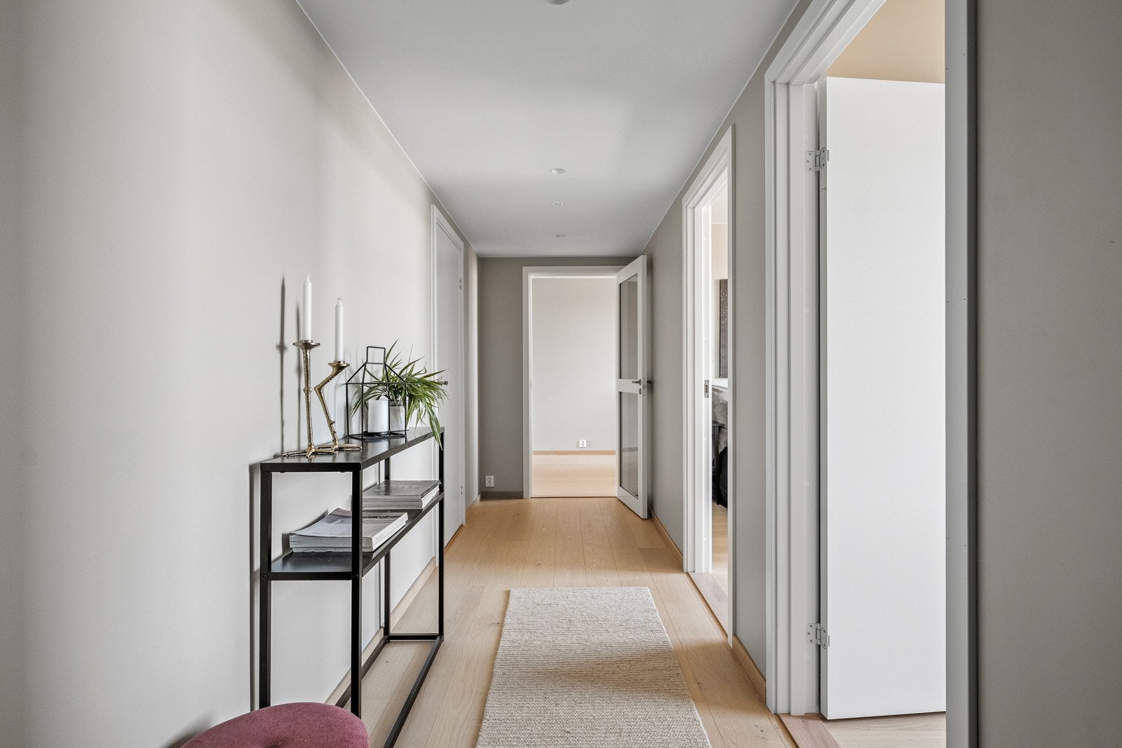 Tiltalende entrè med enstavs parkett på gulv og lysmalte veggflater som gir et godt førsteinntrykk av leiligheten. Galleribilde