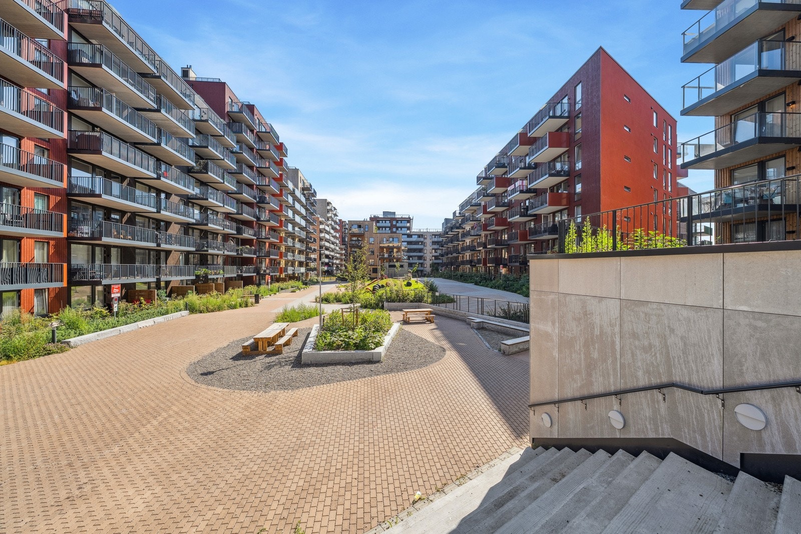 Lørenskog har opplevd rivende utvikling de siste årene, noe som har gitt en rekke muligheter innen handel, kultur og offentlige tilbud. Triaden kjøpesenter befinner seg innenfor 250 meters gange fra boligen. Galleribilde