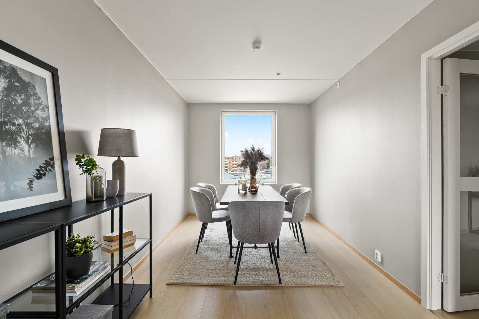 Det er avsatt god plass til en koselig spisestue i nærhet til kjøkkenet. Galleribilde