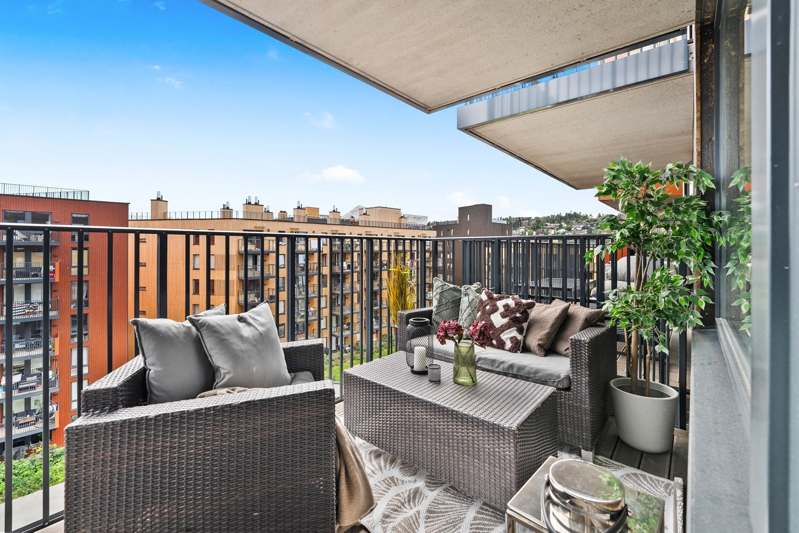 Fra stuen er det utgang til en flott sydvendt balkong på ca. 11 kvm, hvor man kan nyte late dager og sene kvelder i hyggelige omgivelser Galleribilde