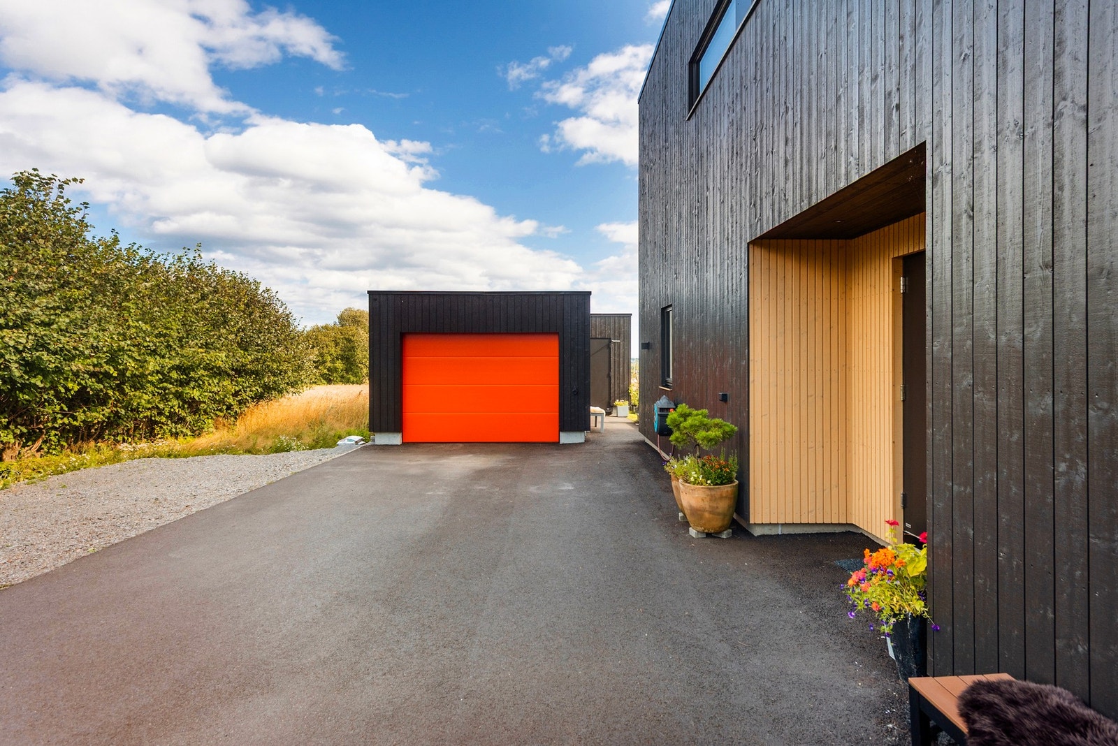 Egen garasje med tilhørende bod som gir gode oppbevaringsmuligheter Galleribilde