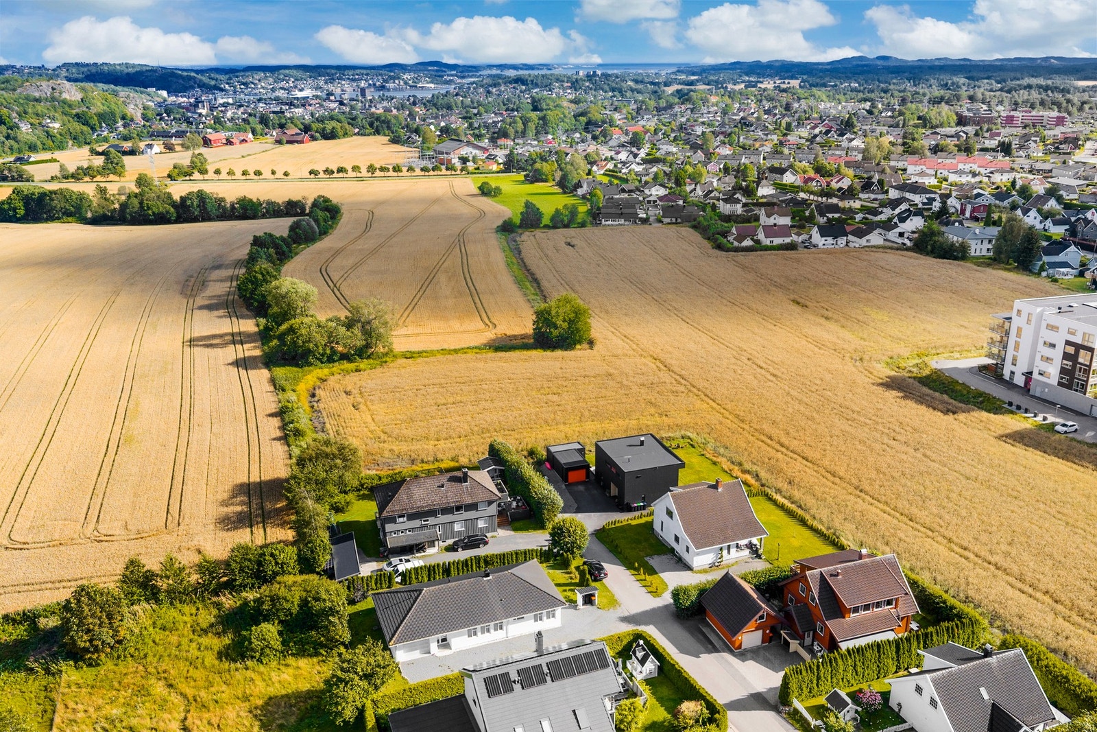 Eiendommen ligger i et attraktivt boligområde på Haukerød. Her bor du skjermet, men samtidig sentralt med kort vei til "alt" Galleribilde