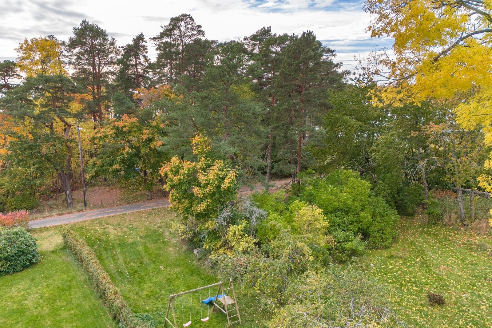 Tomten ligger i en blindvei, noe som gir lite gjennomgangstrafikk og et barnevennlig boligområde. Galleribilde