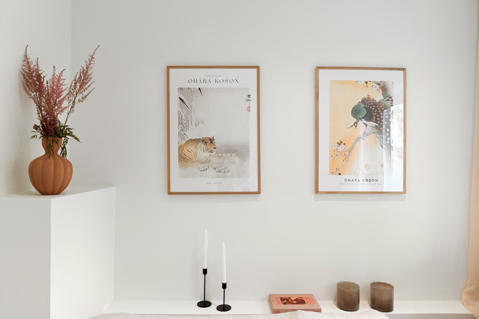 Langs vegg/seng er det fine, praktiske hyller. Galleribilde