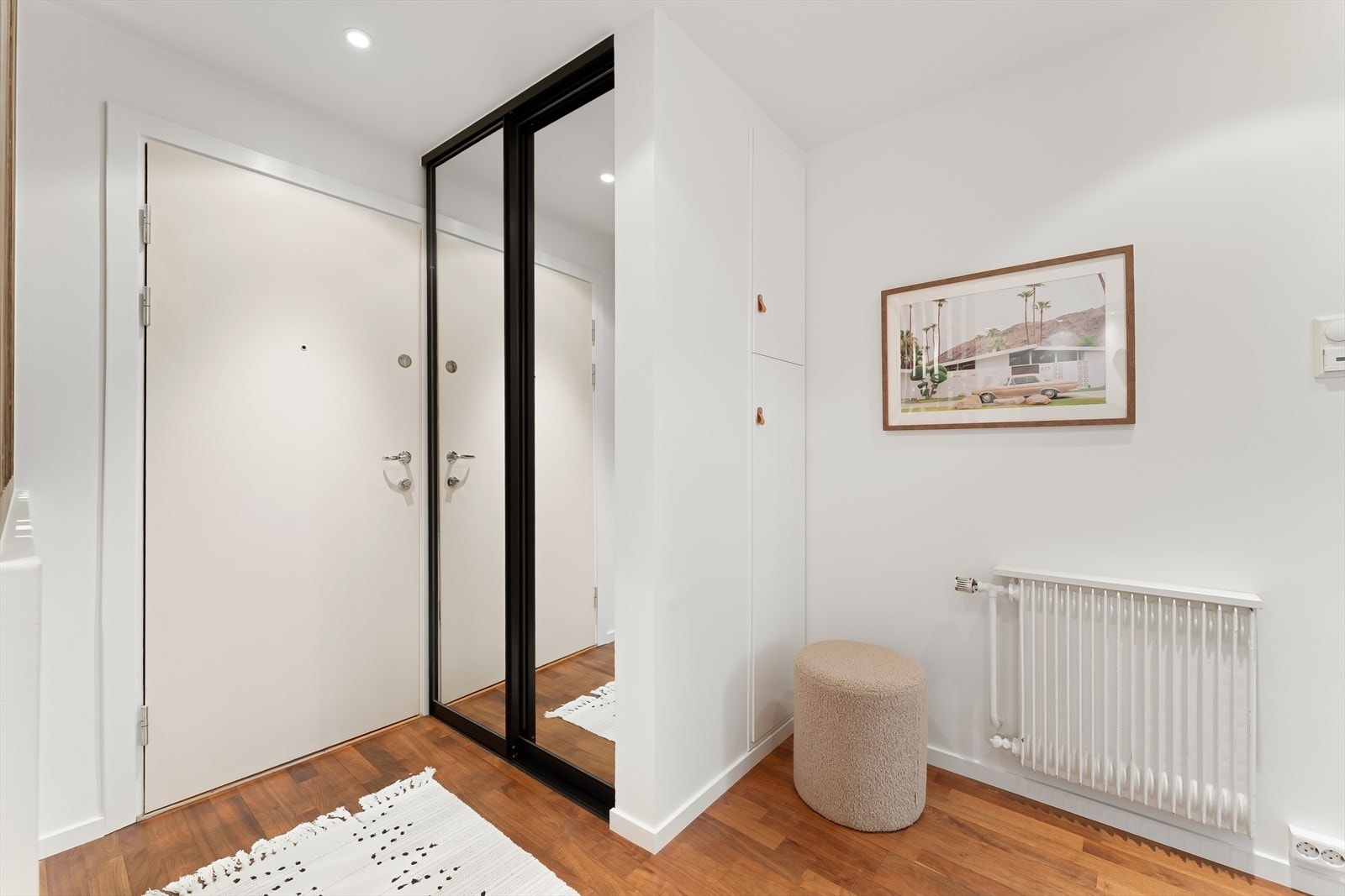 Legg merke til to skyvedørsgarderober og et plassbygget skap. I tillegg disponeres loftsbod med ca. 4,5 kvm gulvareal og en kjellerbod på ca. 2 kvm. Galleribilde