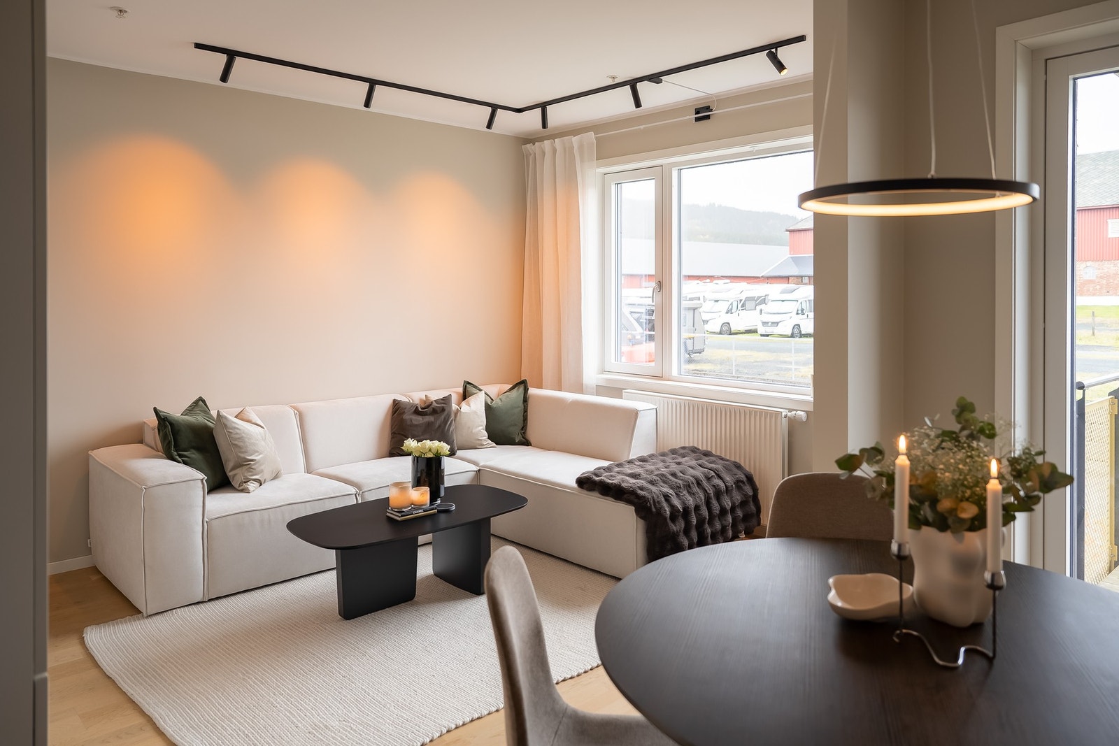 God plass til sofaløsning og spisestue. Galleribilde