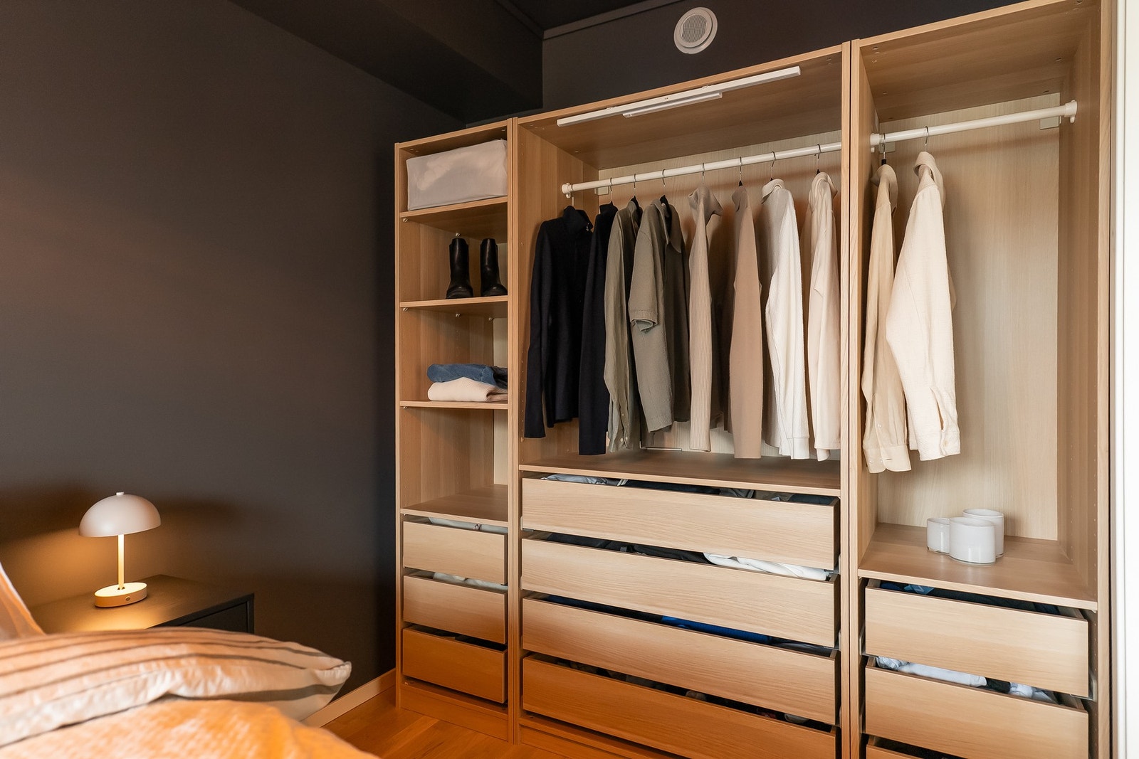 Garderobeskap medfølger i handelen. Galleribilde