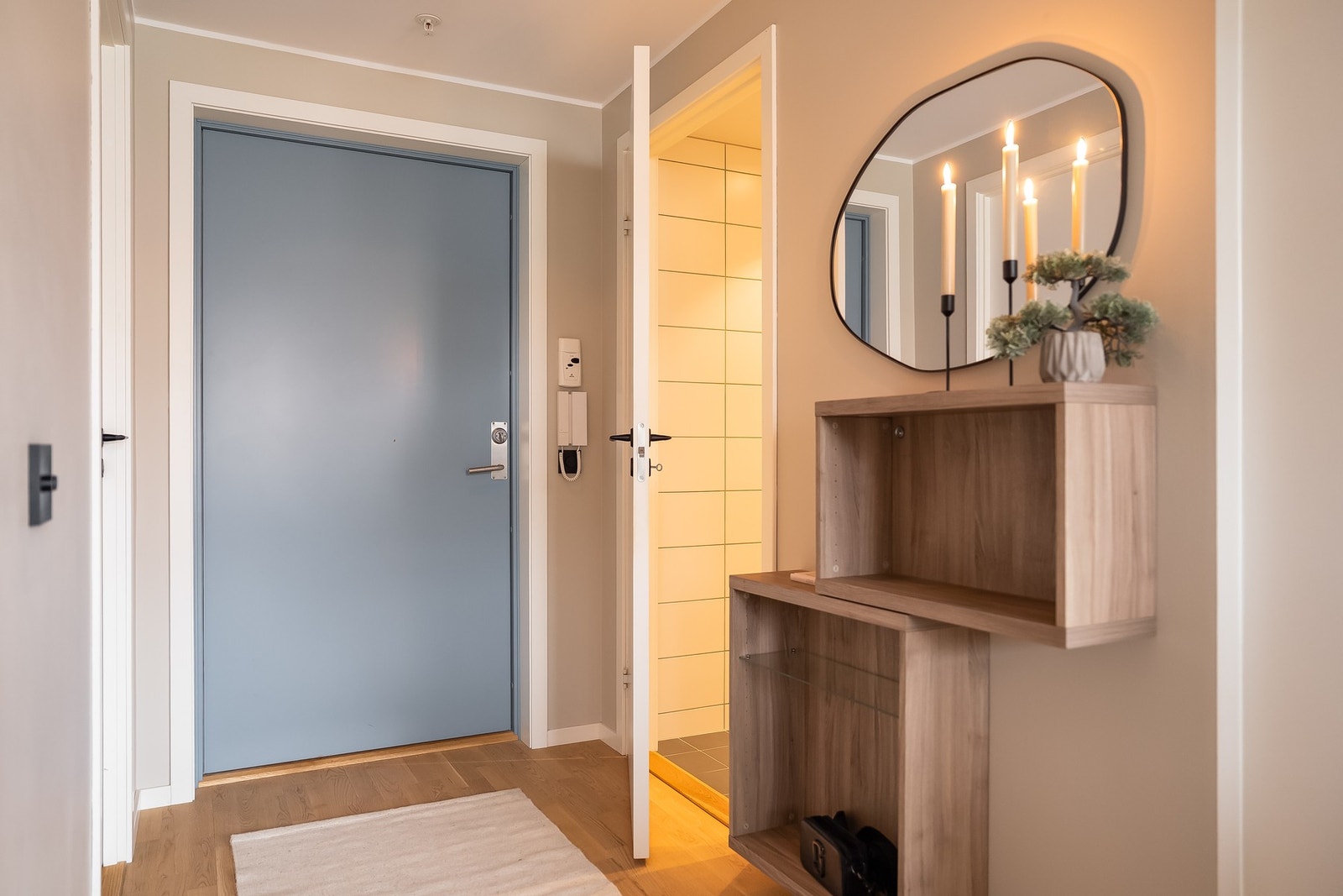 Leiligheten har en innvendig bod og en bod i kjeller (ikke fotografert). Galleribilde