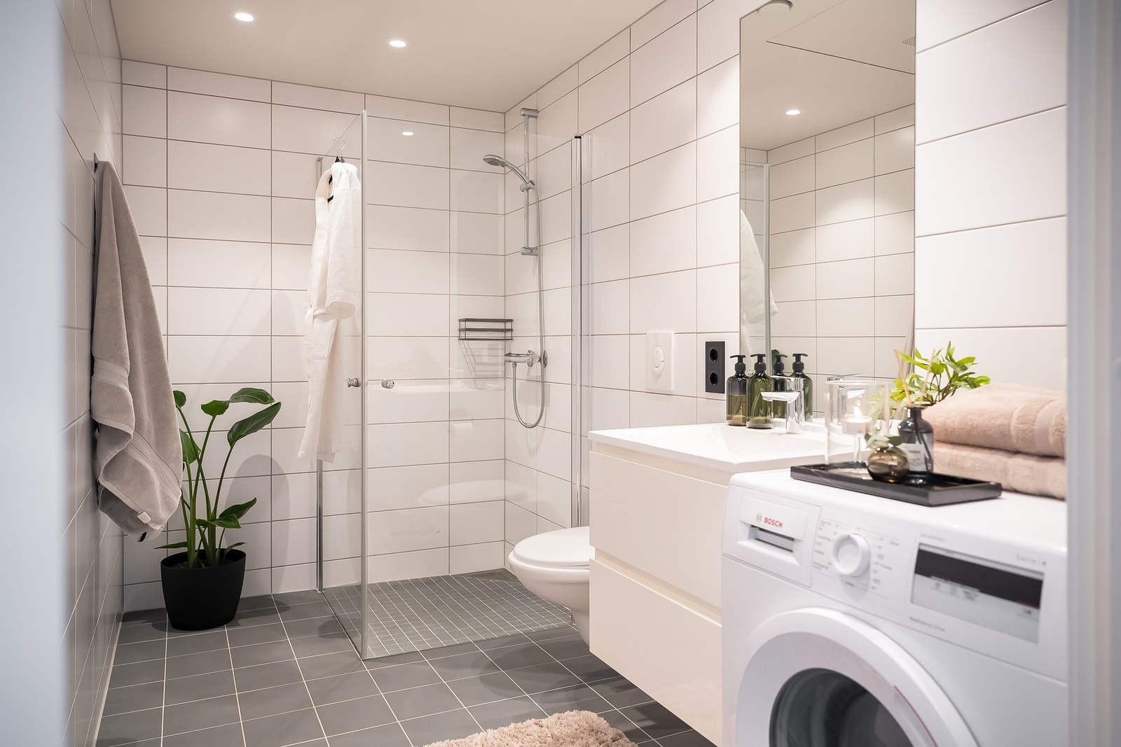 Pent flislagt bad med varme i gulv. Galleribilde