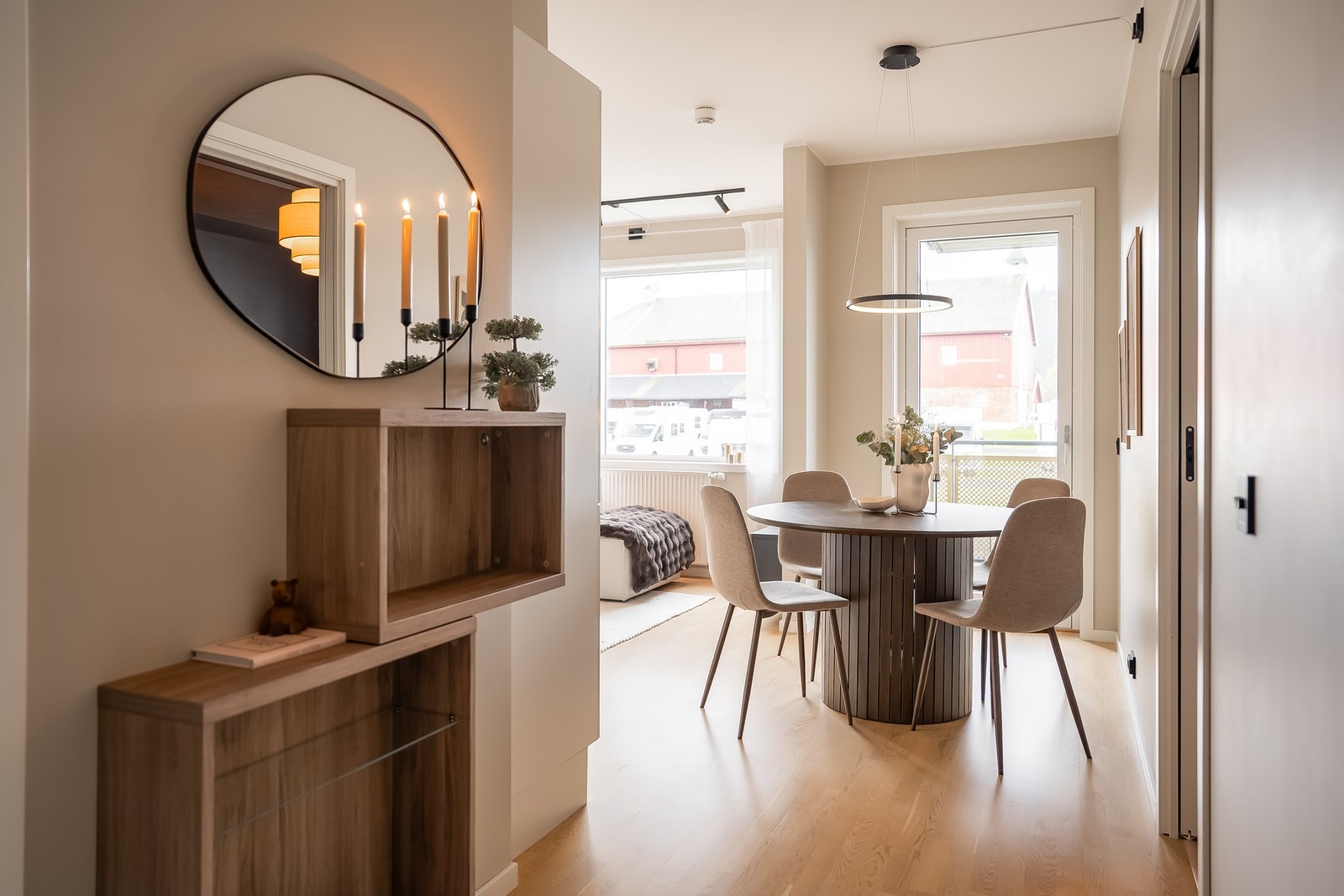 Entré med plass ytterklær og sko. Galleribilde