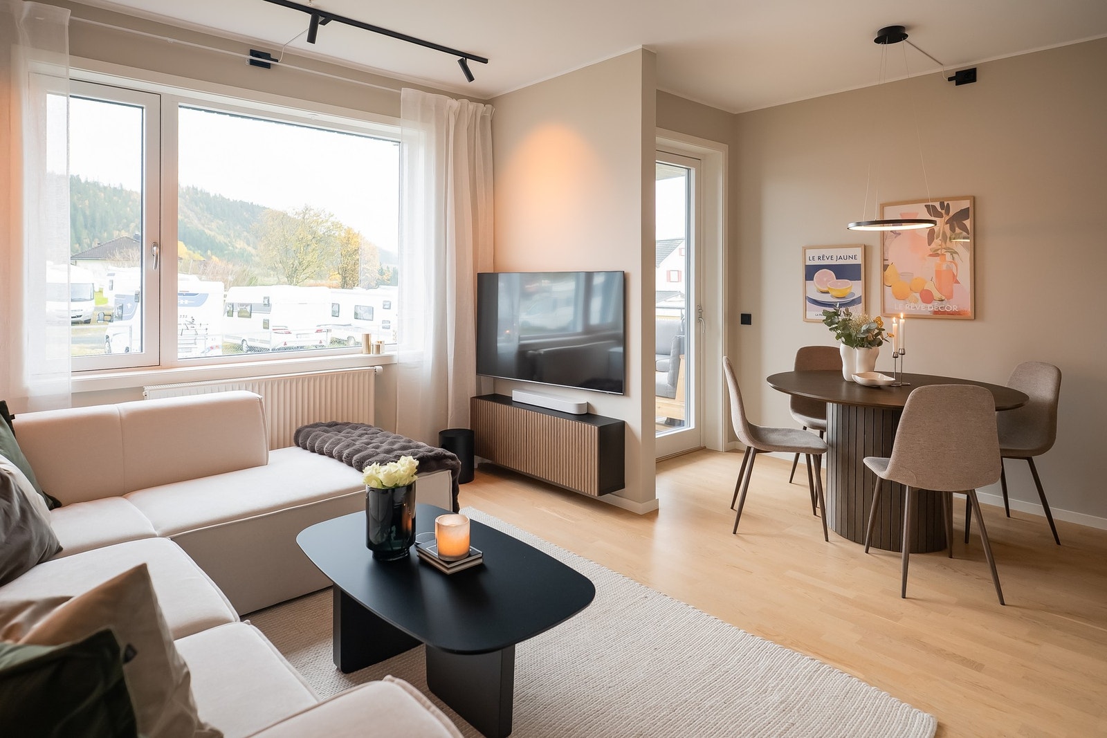 Store vinduer gir mye naturlig lys. Galleribilde