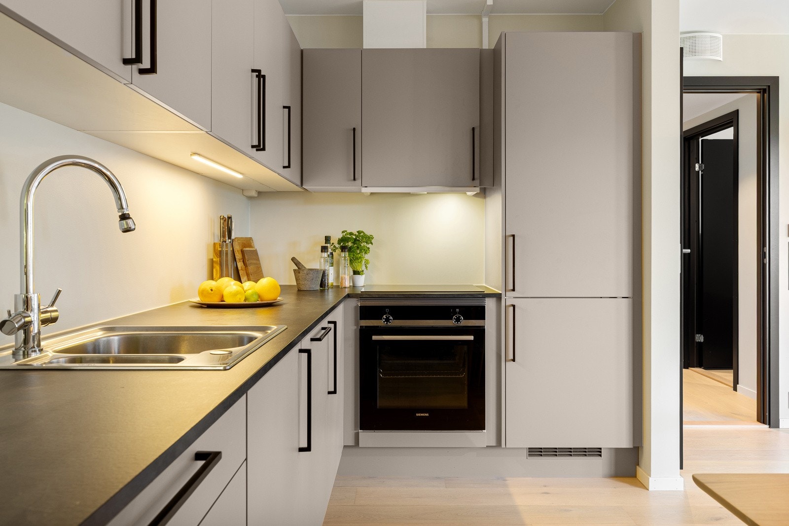 Kjøkkenet har god benkeplass og oversiktlig arbeidsområde. Galleribilde