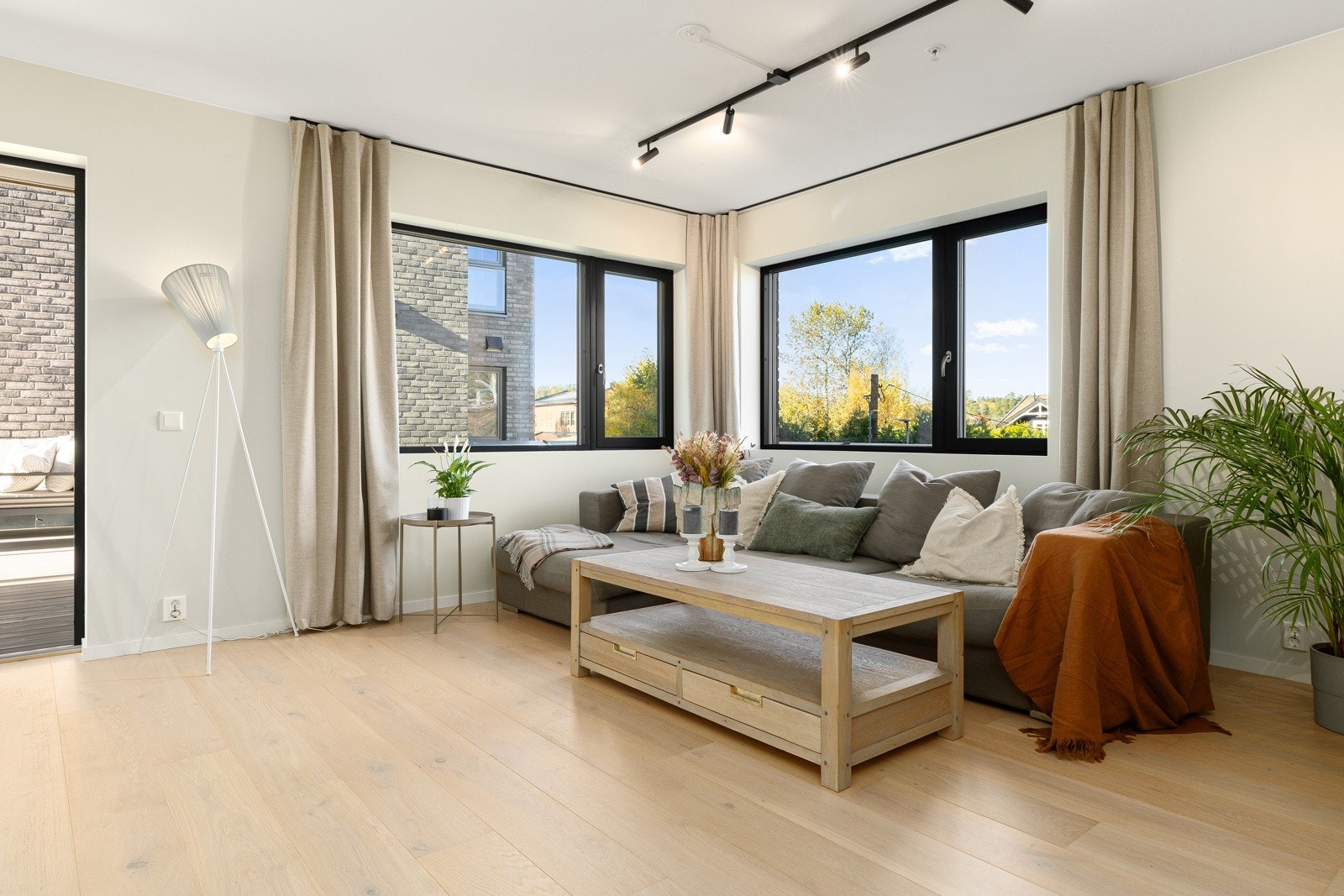 Stuen gir god romfølelse og mulighet for fleksibel møblering. Galleribilde