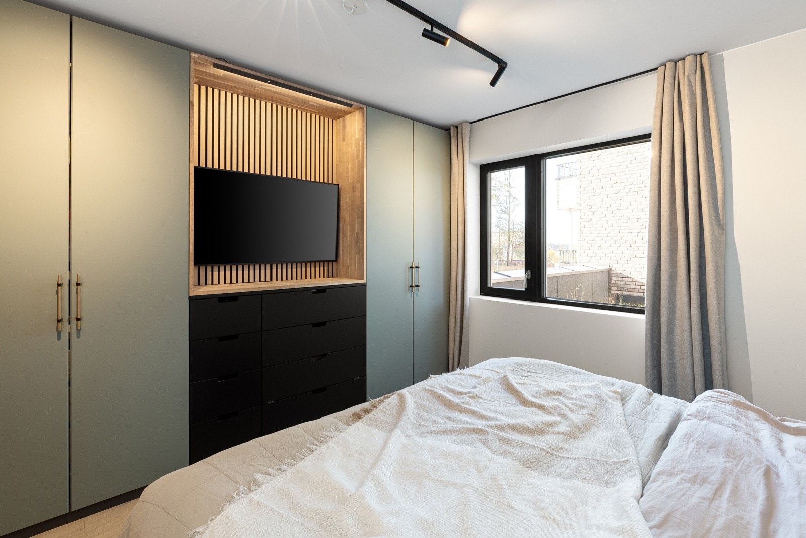 Rolig atmosfære med store vinduer som gir godt med naturlig lys. Galleribilde