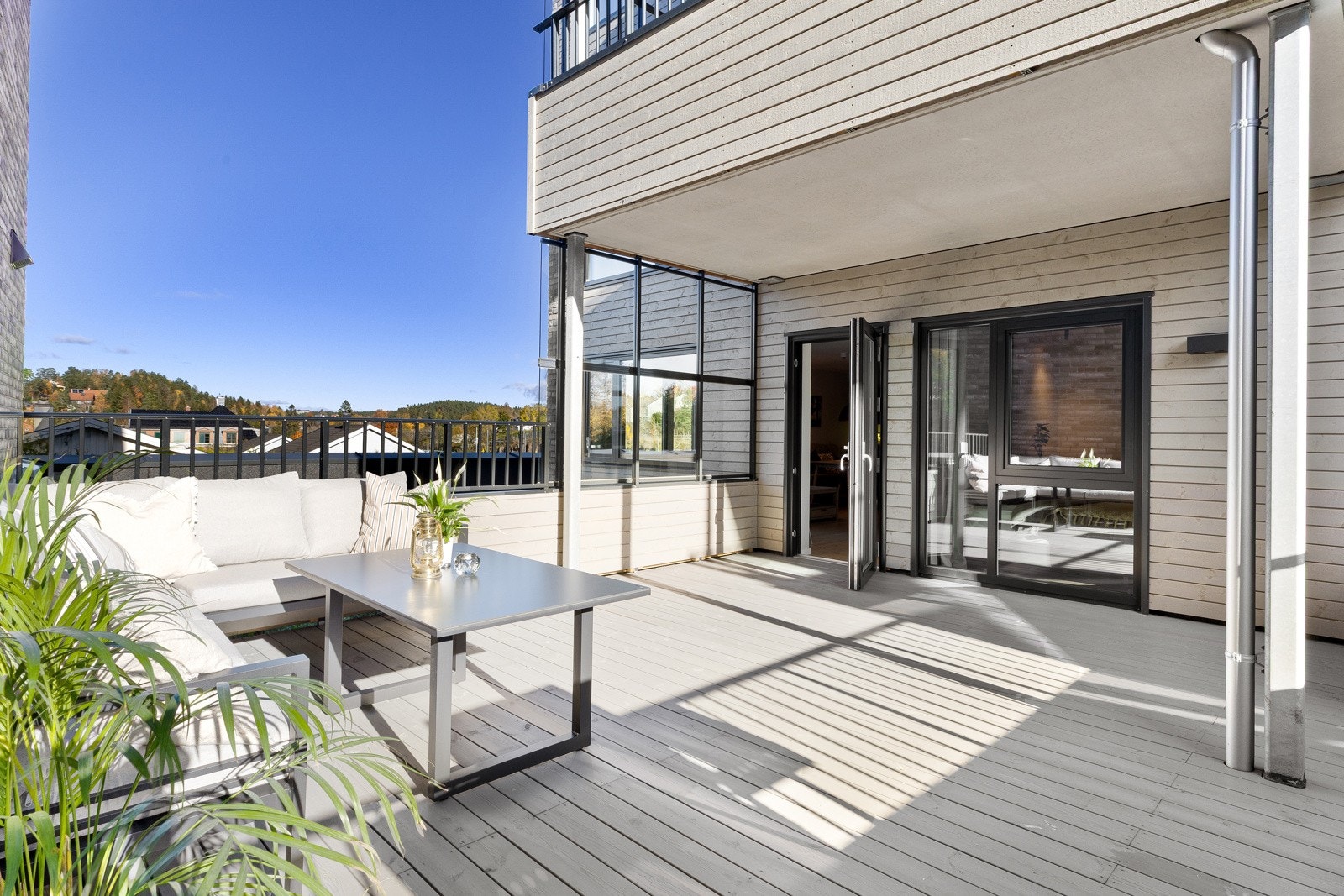 Terrassen gir en fin forlengelse av stuen og inviterer til hyggelige sommermåltider. Galleribilde