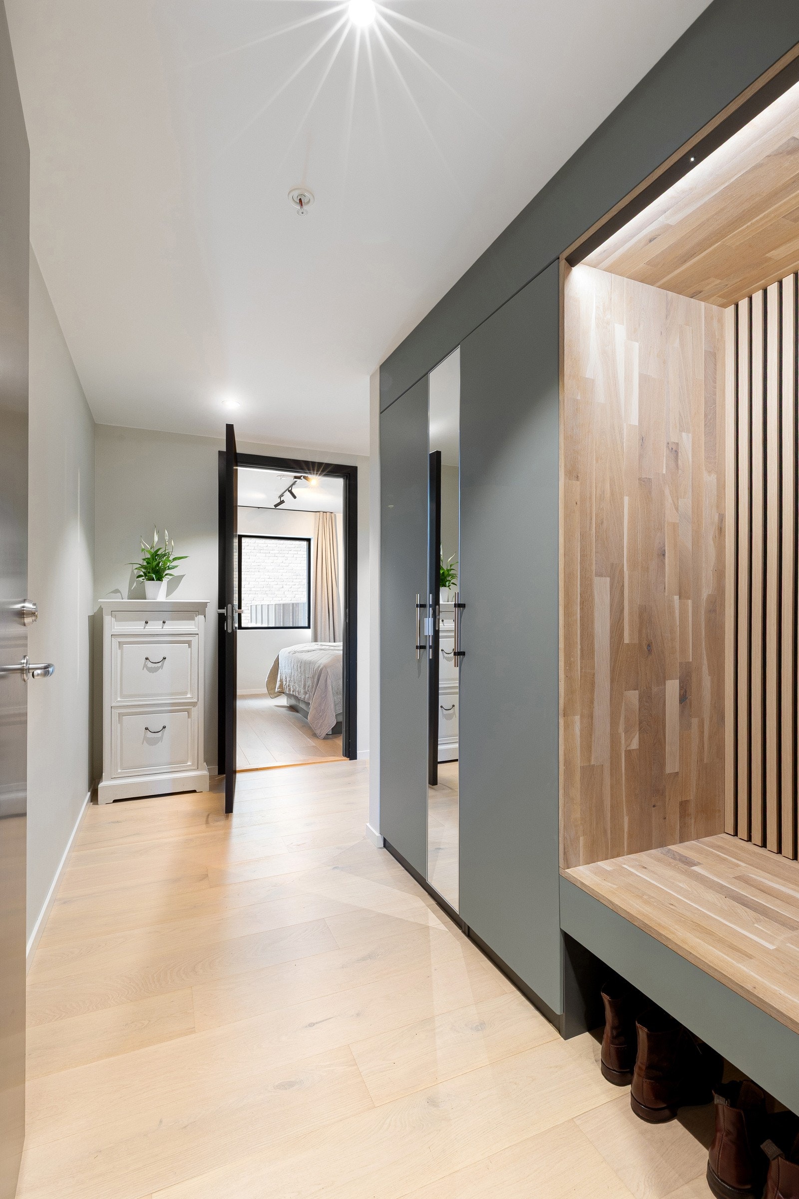 Velkommen inn - lys entré med plass til oppheng og sko. Galleribilde