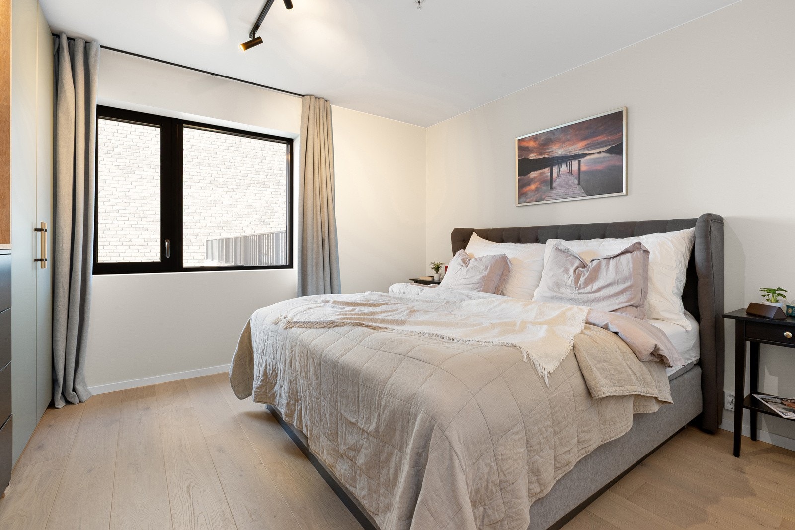 Lyst og behagelig hovedsoverom med plass til dobbeltseng og garderobe. Galleribilde