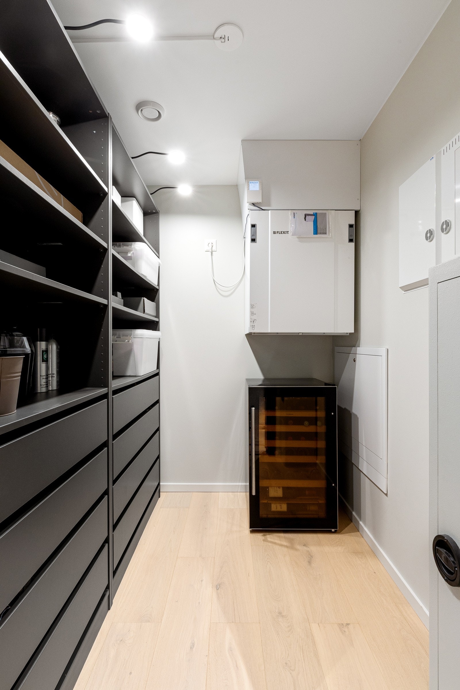 Romslig innebod/teknisk rom. Galleribilde