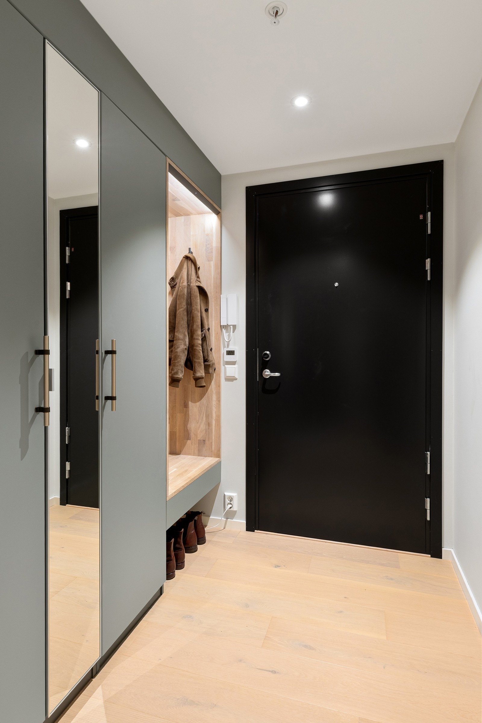 Praktisk inngangsparti som gir et godt førsteinntrykk av boligen. Galleribilde