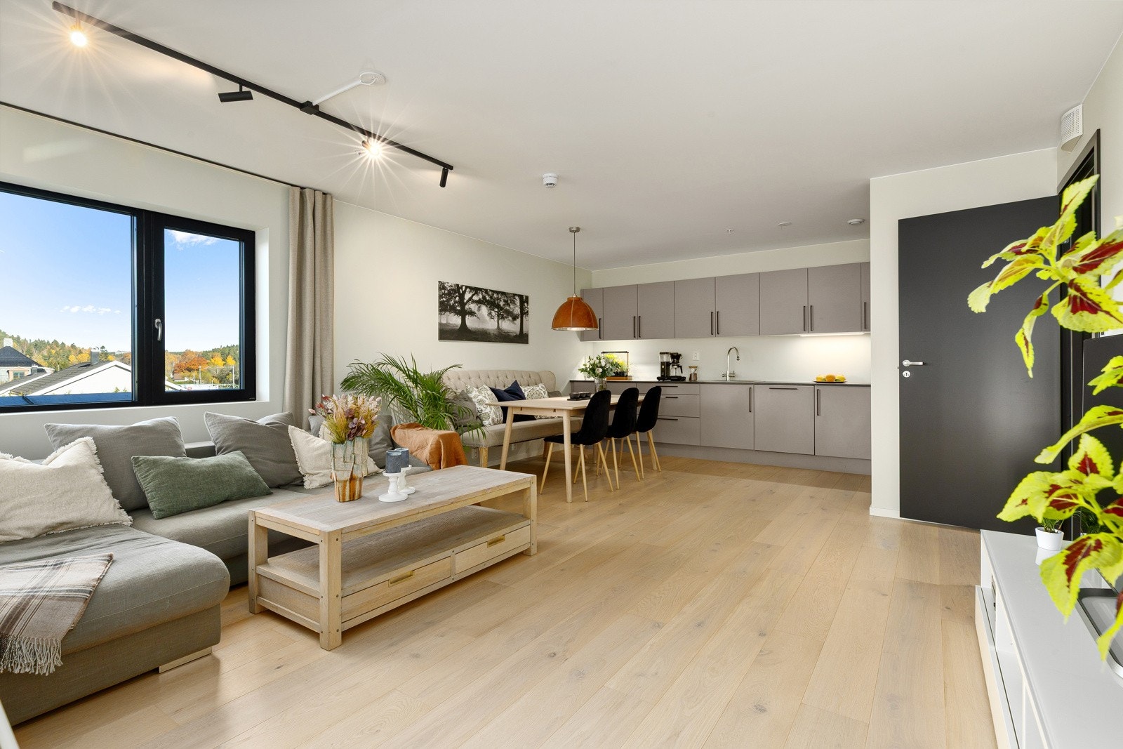 Trivelig oppholdsrom med lun atmosfære og nøytrale farger. Galleribilde