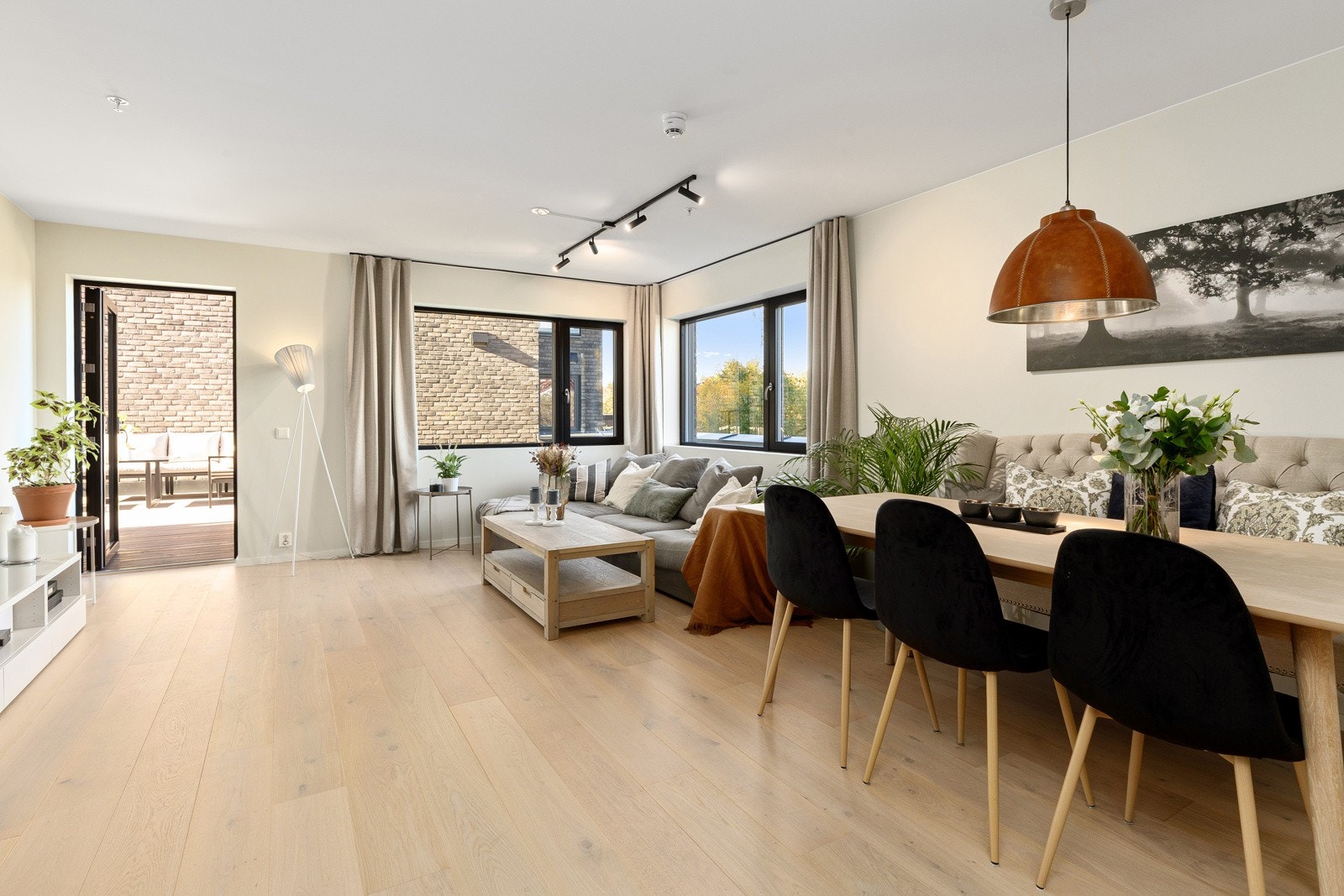 Fra stuen er det direkte utgang til en solrik balkong - perfekt for rolige kvelder. Galleribilde