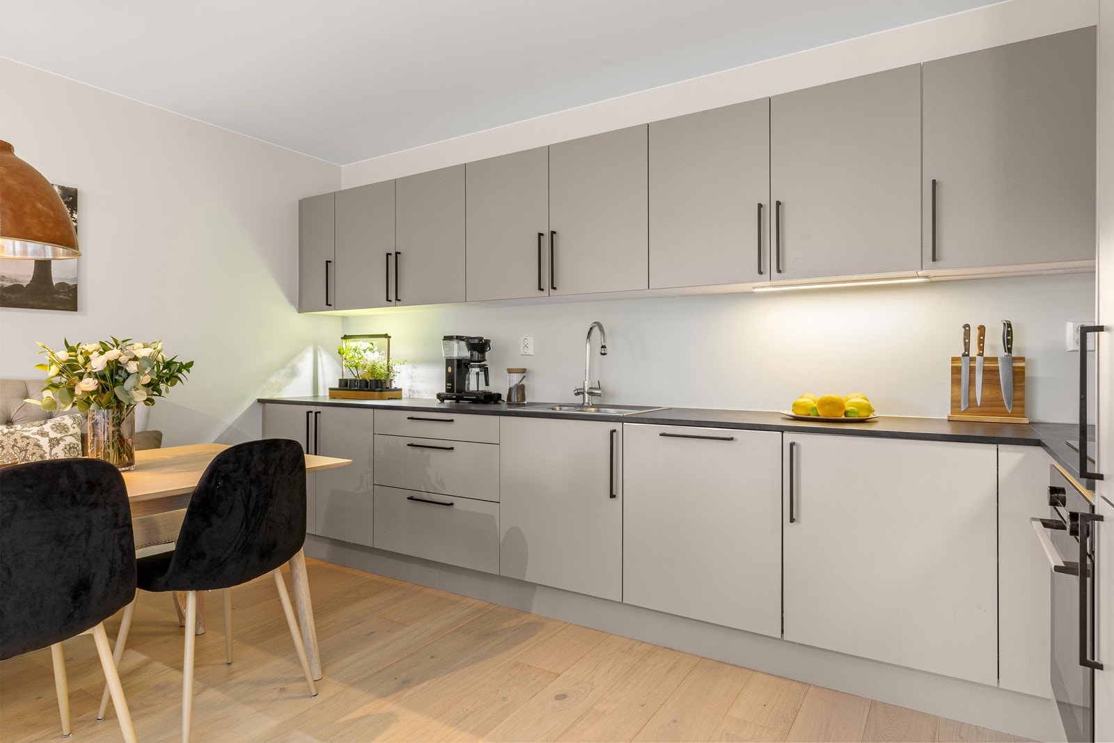 Et innbydende kjøkken som kombinerer stil og funksjon i hverdagen. Galleribilde