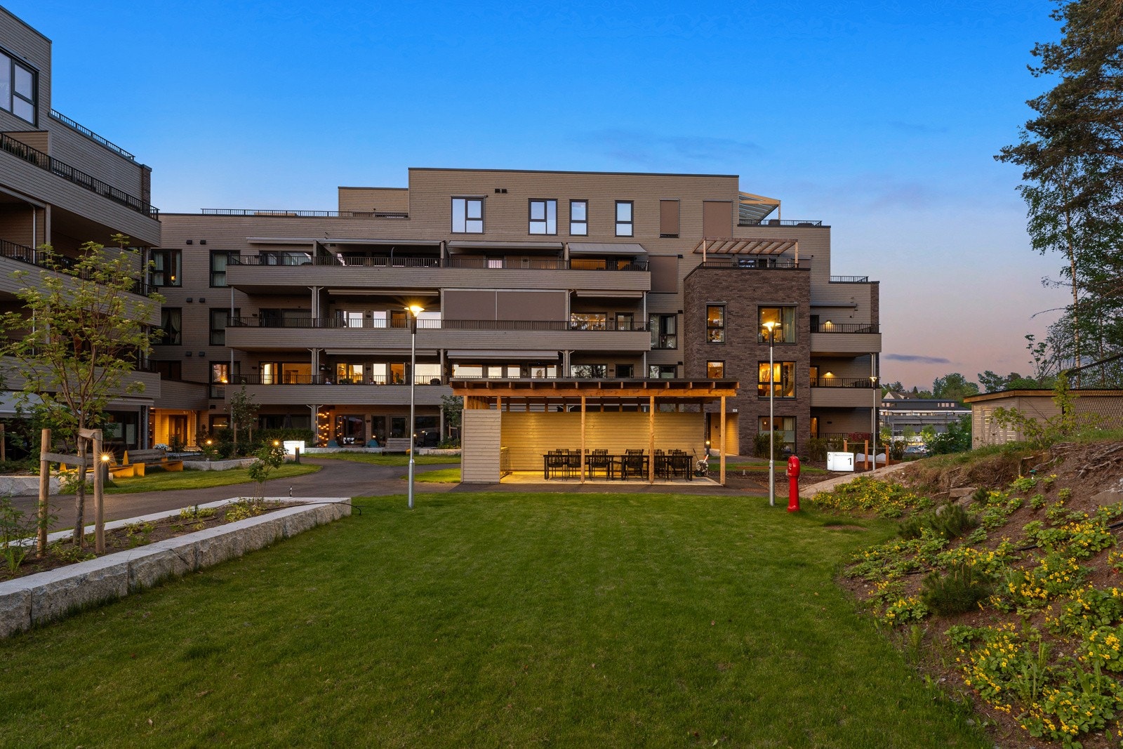 Velstelt og innbydende fasade med pent opparbeidet uteområde. Galleribilde