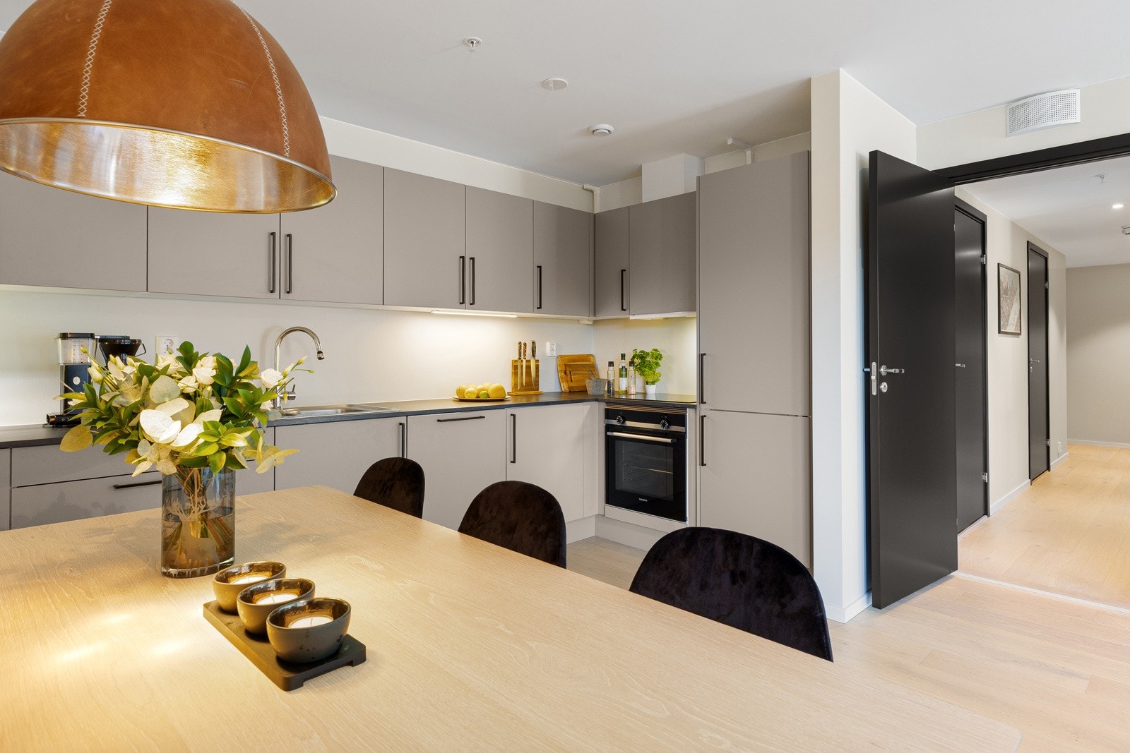 Åpen løsning mot stue gjør det enkelt å være sosial under matlagingen. Galleribilde