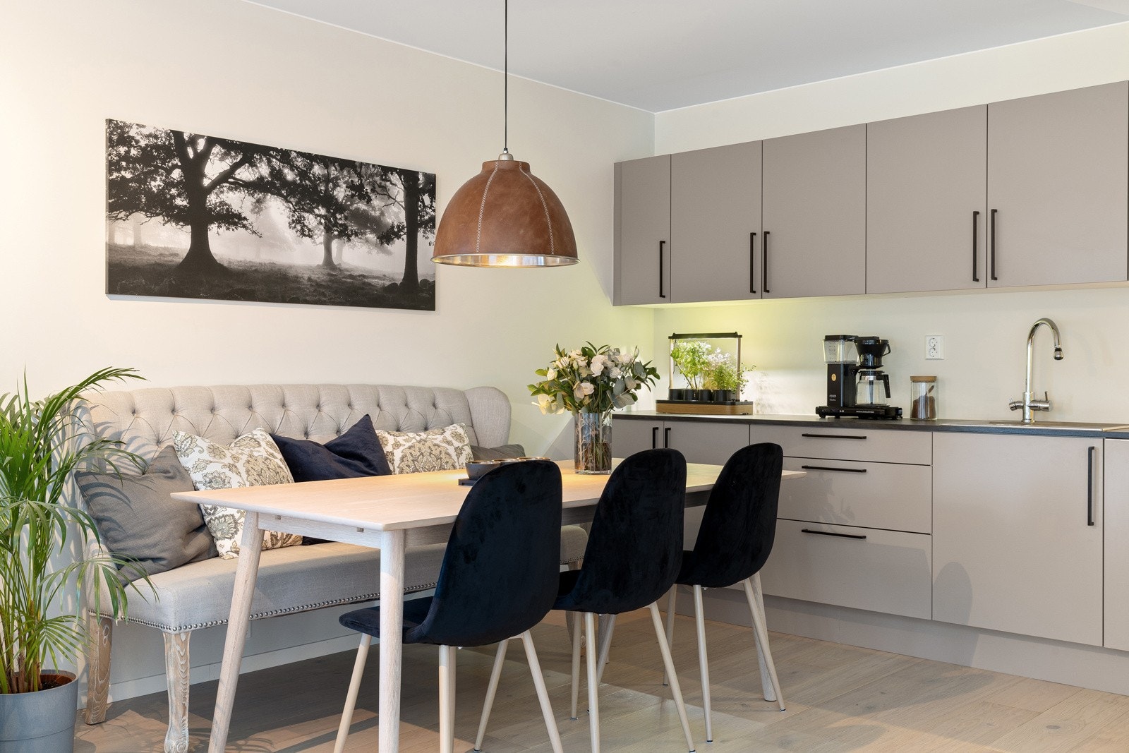 Moderne og funksjonelt kjøkken med rene linjer og god skapplass. Galleribilde