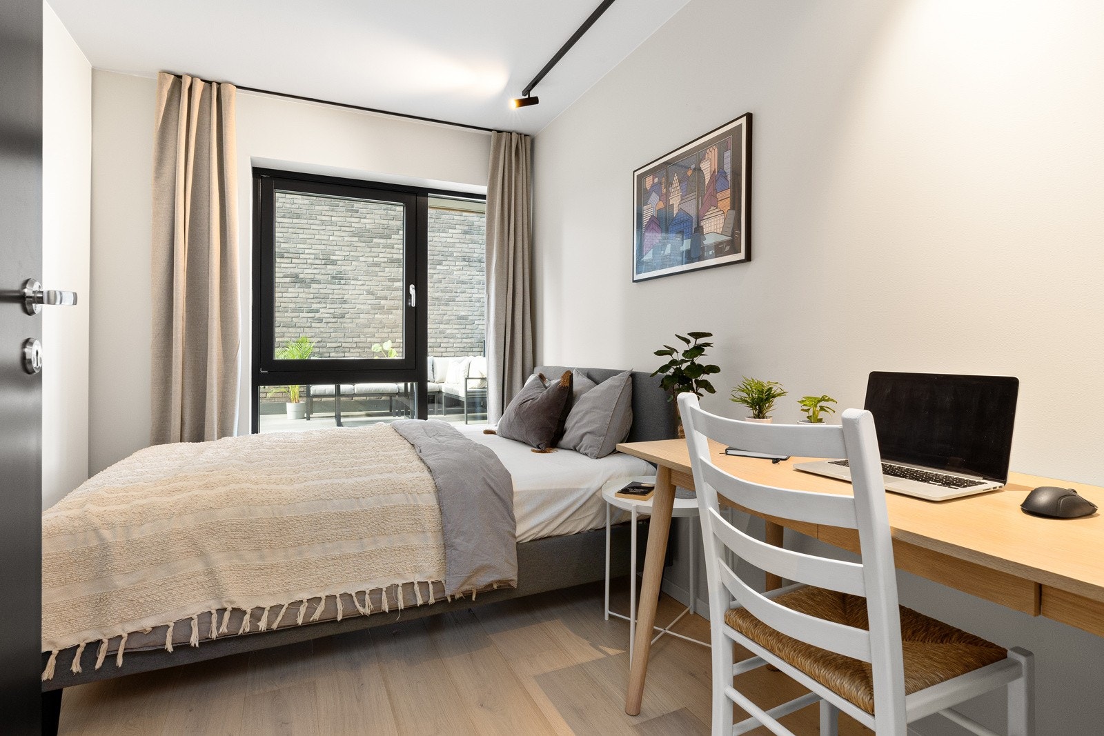 Praktisk soverom som passer godt som barnerom, gjesterom eller kontor. Galleribilde