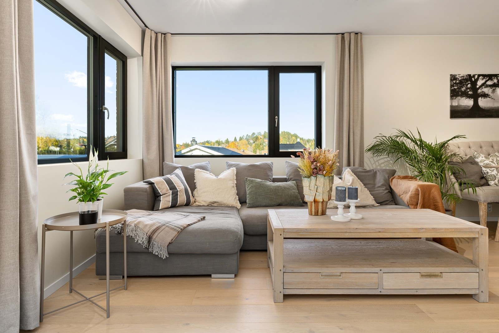 Lys og romslig stue med store vindusflater som slipper inn godt med dagslys. Galleribilde