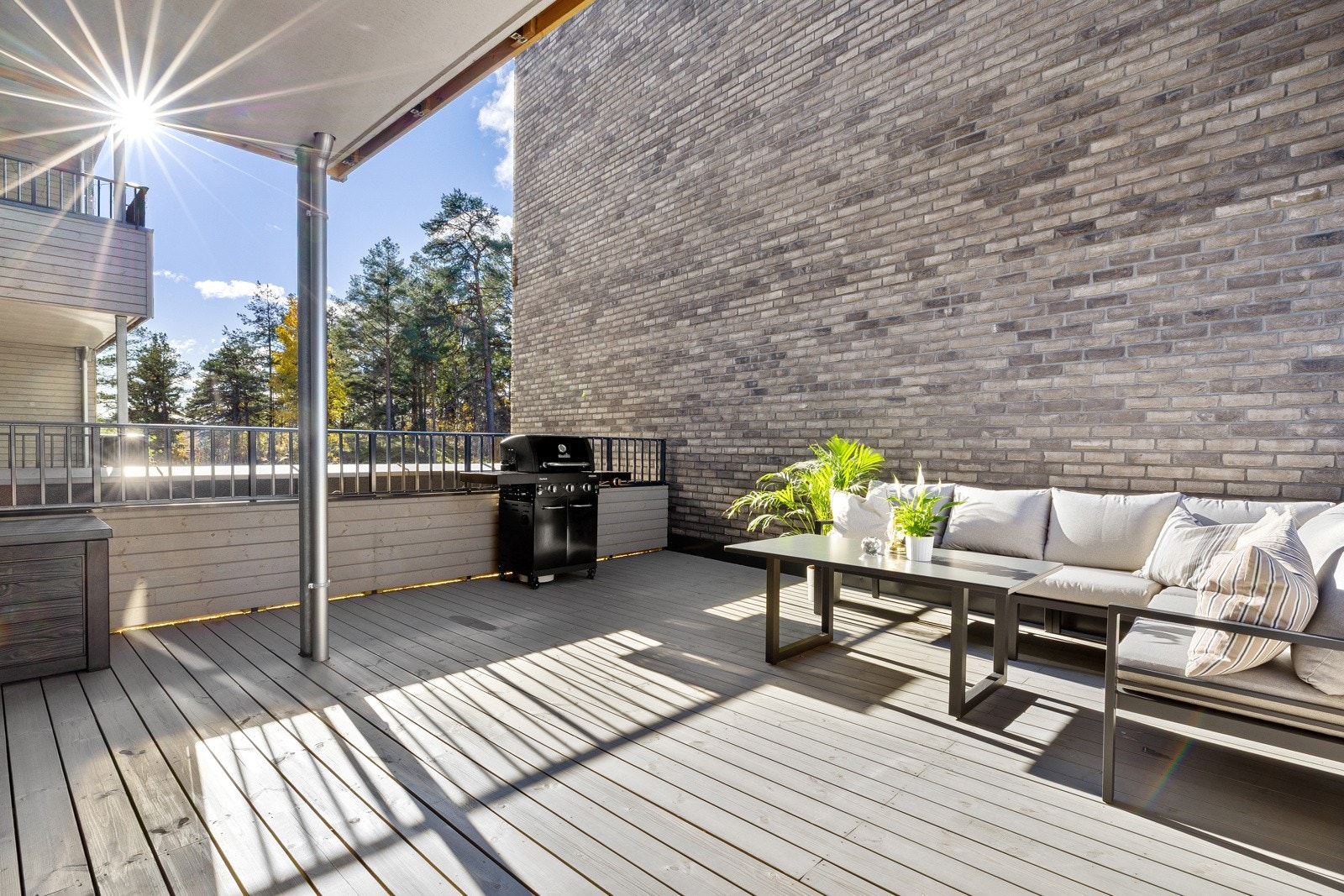 Romslig terrasse med god plass til både spisegruppe og sittegruppe. Galleribilde