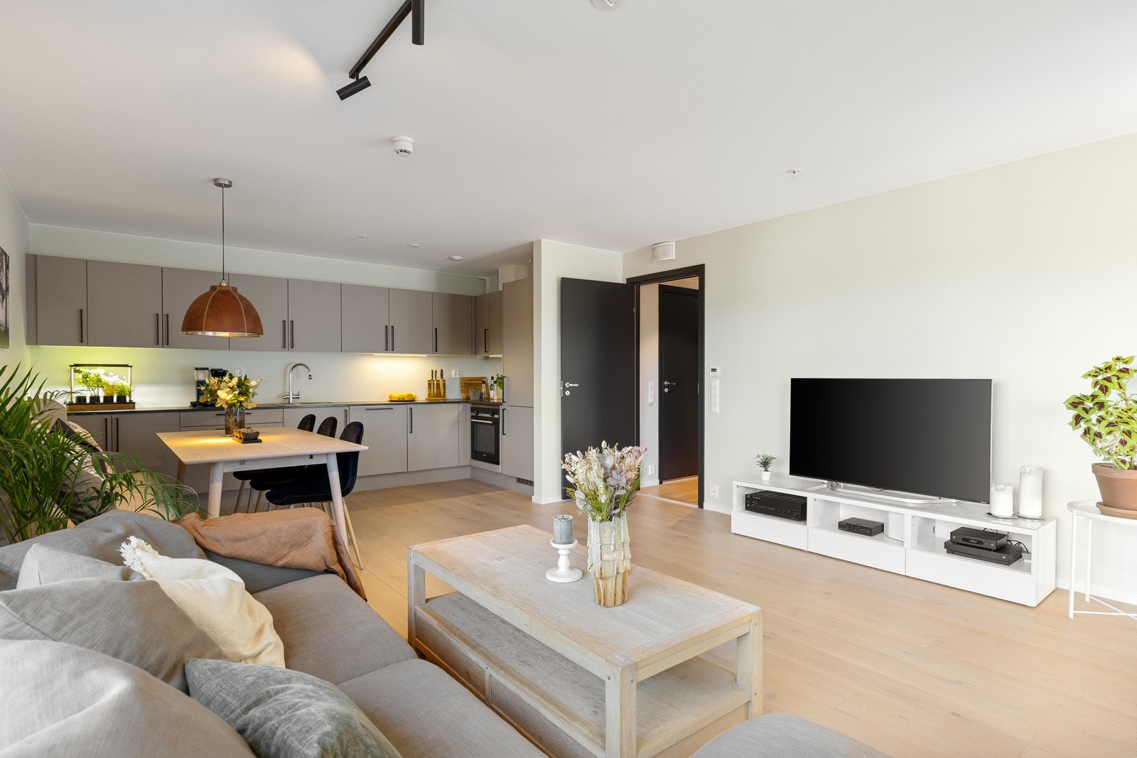 Åpen og sosial planløsning med plass til både sofagruppe og spisestue. Galleribilde