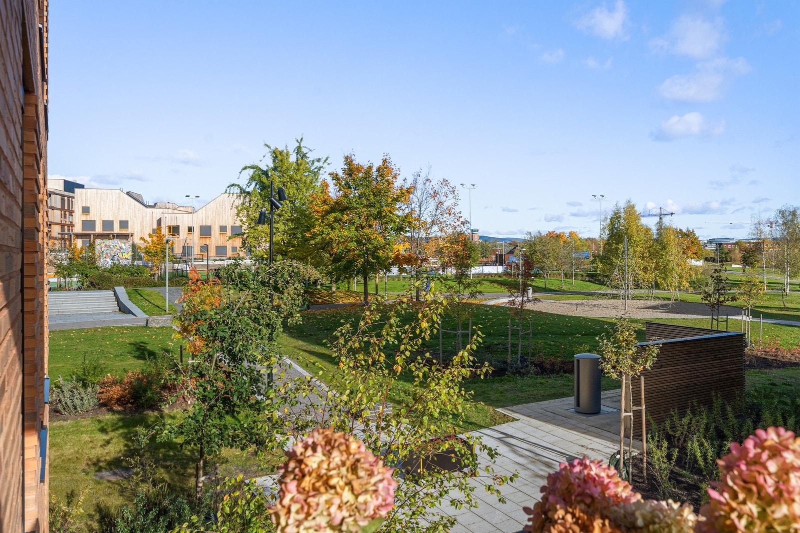 Utsyn fra balkongen mot et av borettslagets mange tun Galleribilde