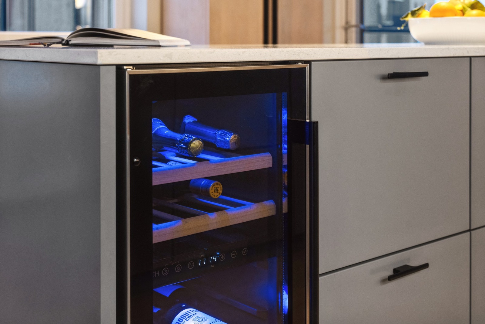 Øyen rommer et moderne vinskap Galleribilde