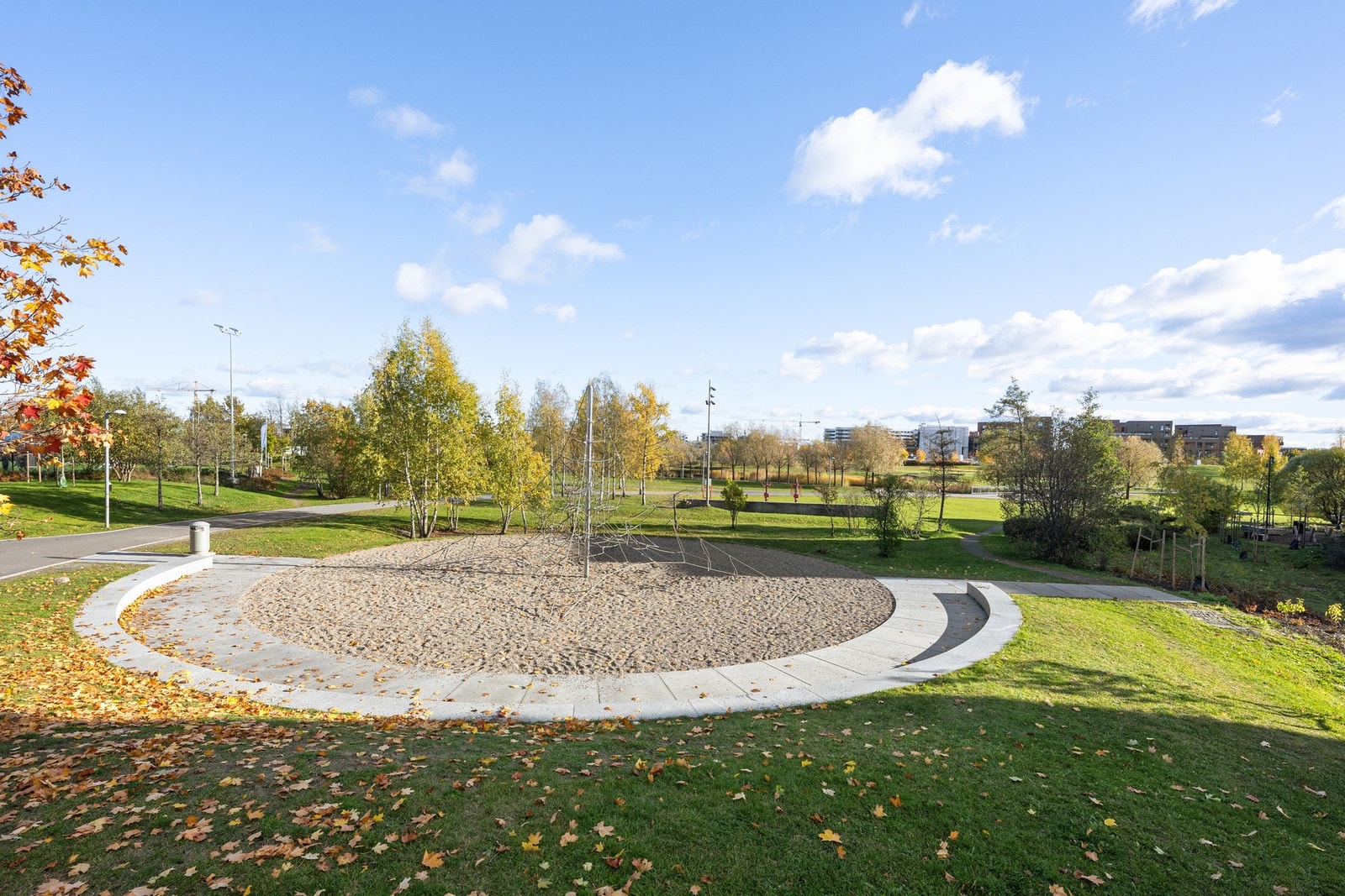 Det er naturskjønne og pene fellesarealer i nærområdet, med sittegrupper og møteplasser Galleribilde