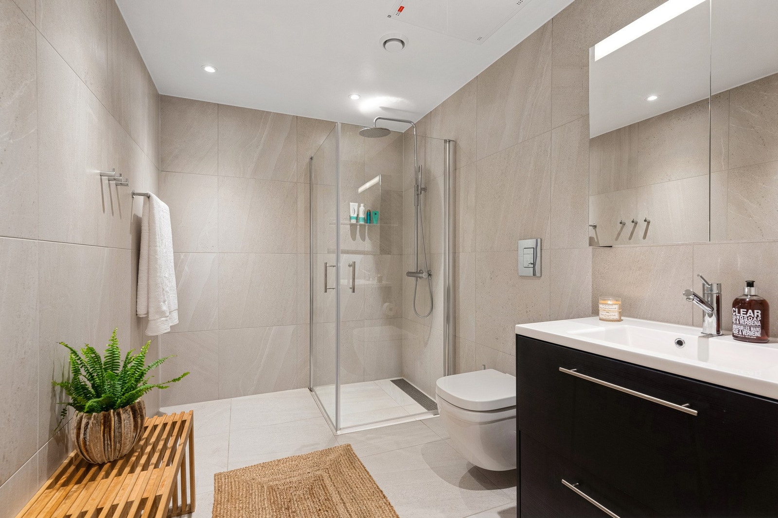 Baderom med tilgang fra entreen Galleribilde