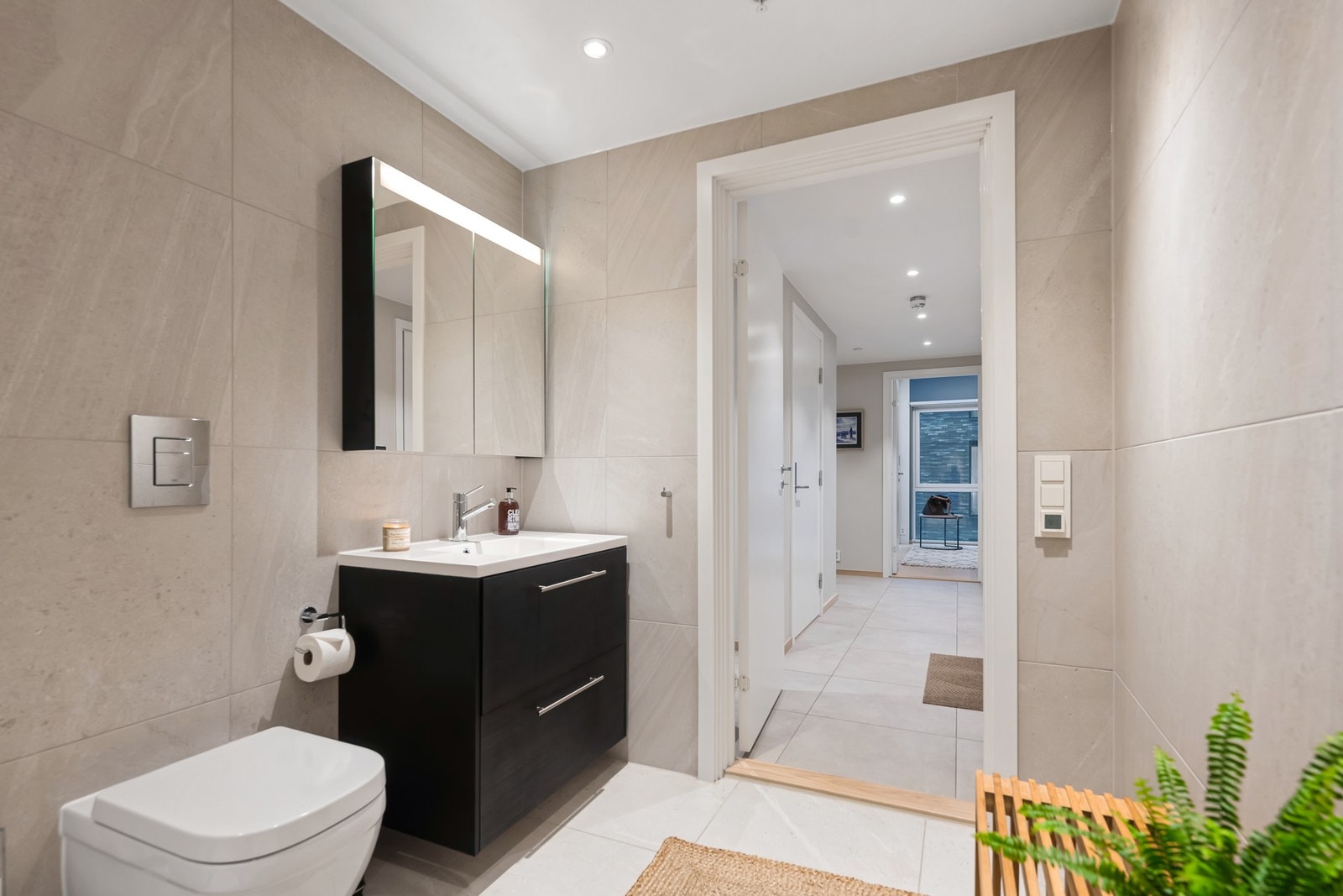 Boligens andre baderom er romslig og delikat innredet Galleribilde