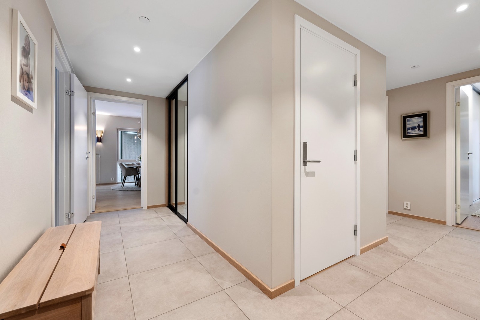 Romslig entré med flislagt gulv med behagelig varme under Galleribilde