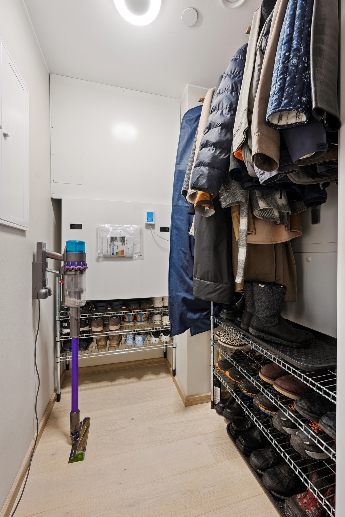 Tilgang på en romslig, innvendig bod fra boligens entré Galleribilde